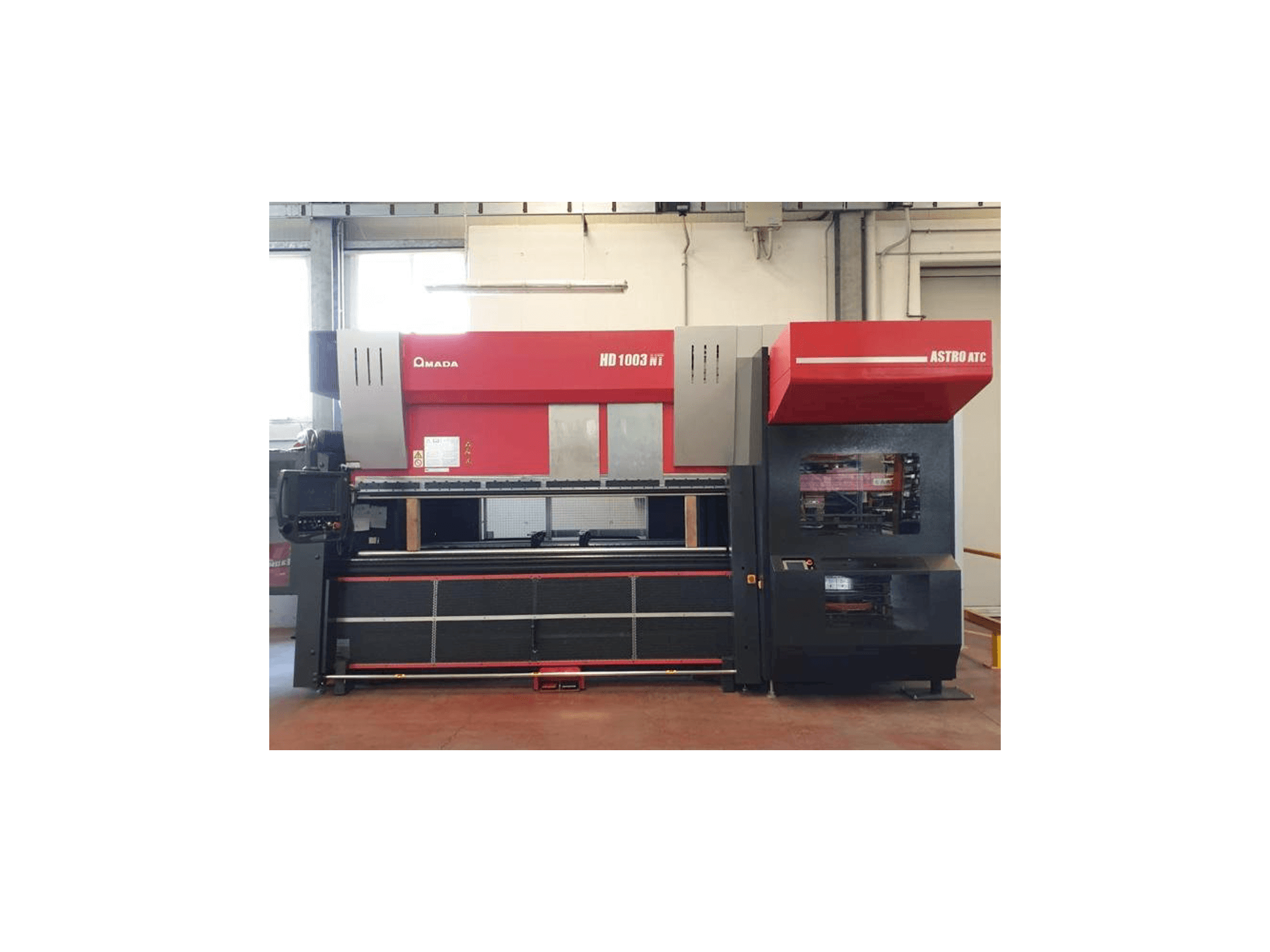 A AMADA HD 1003 NT gép elölnézete