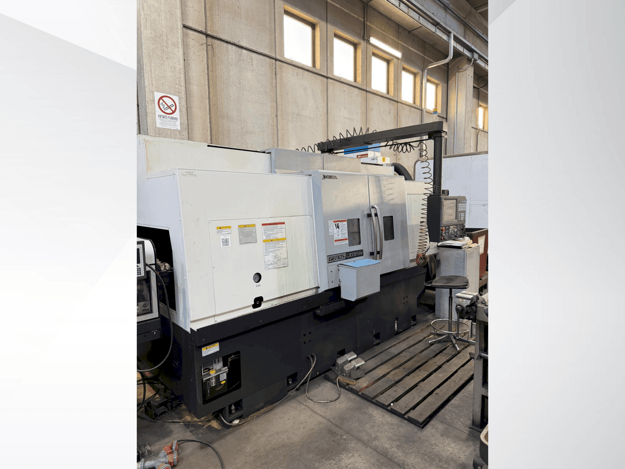 A Okuma Genos L 300E-MY-e gép elölnézete