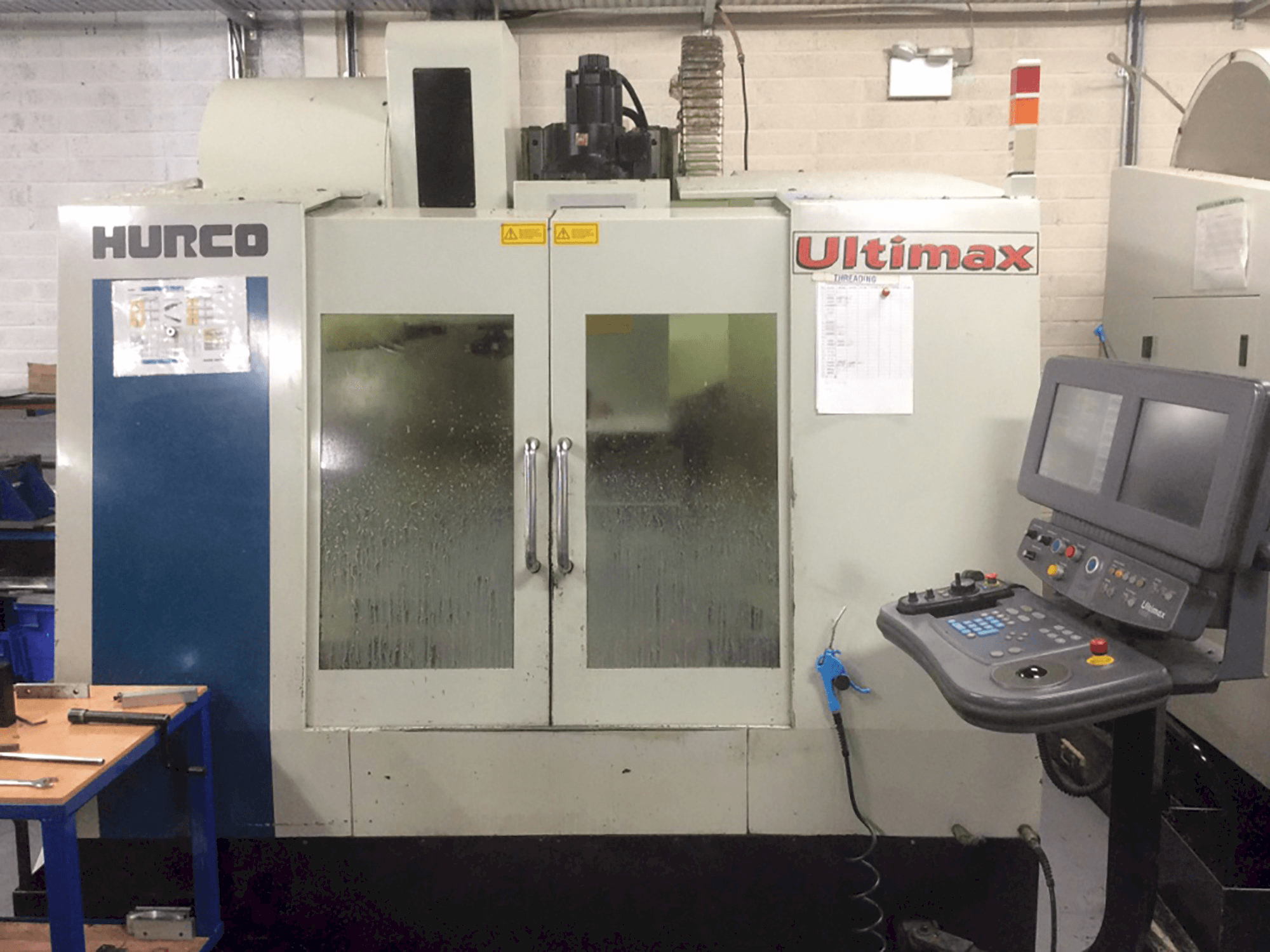 A Hurco Ultimax VMX30 gép elölnézete