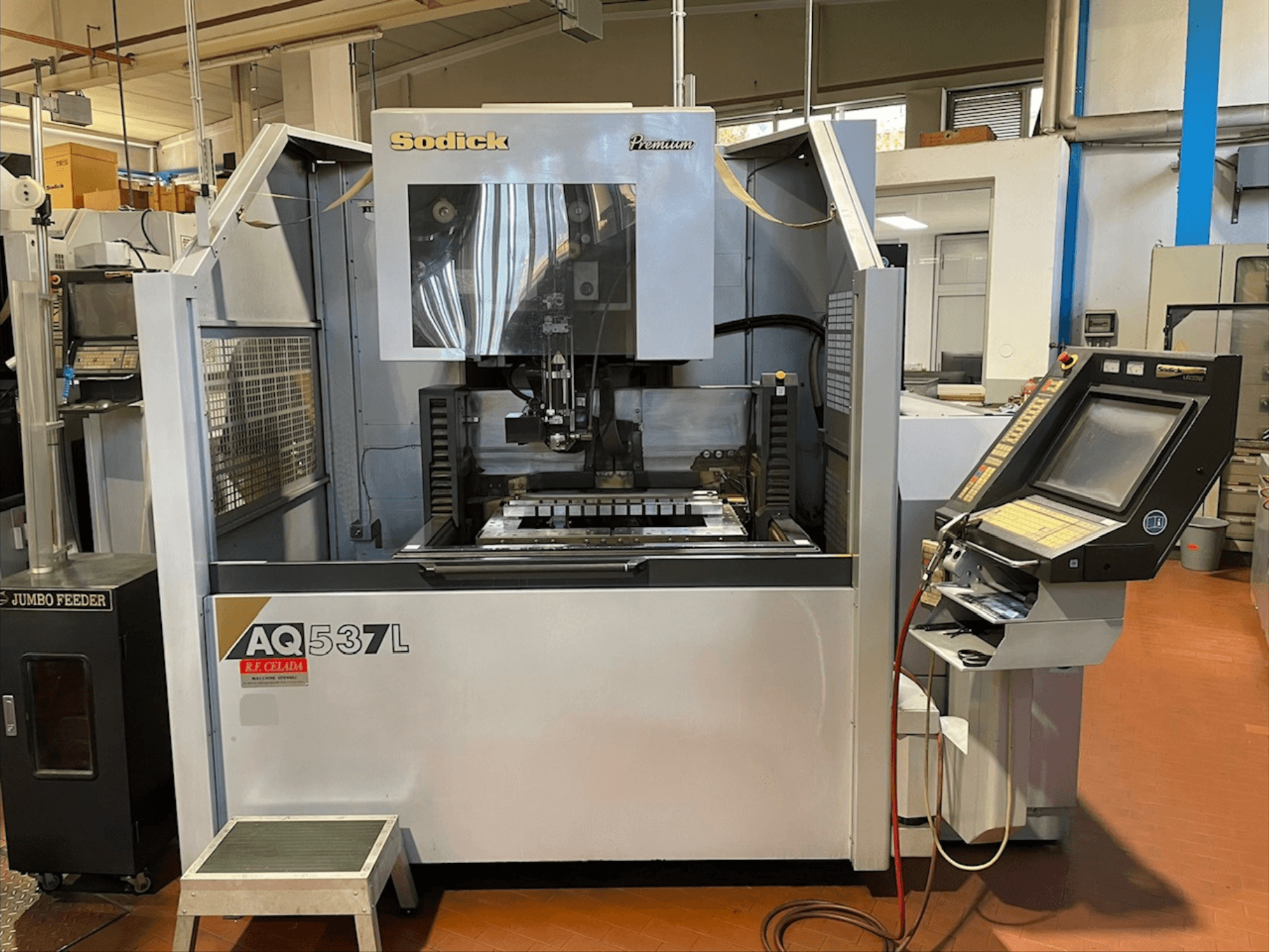 Sodick AQ537L huzalos EDM gép elölnézetben, a vezérlőpanel és a megmunkálási terület látható alkatrészekkel.