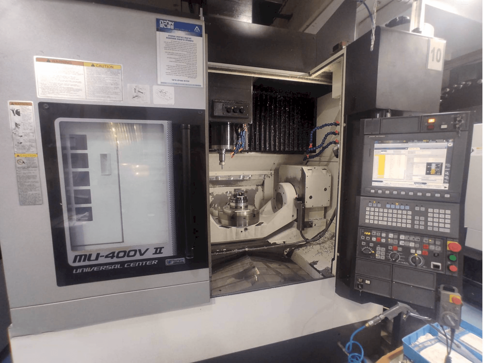 A Okuma MU-400V-II gép elölnézete