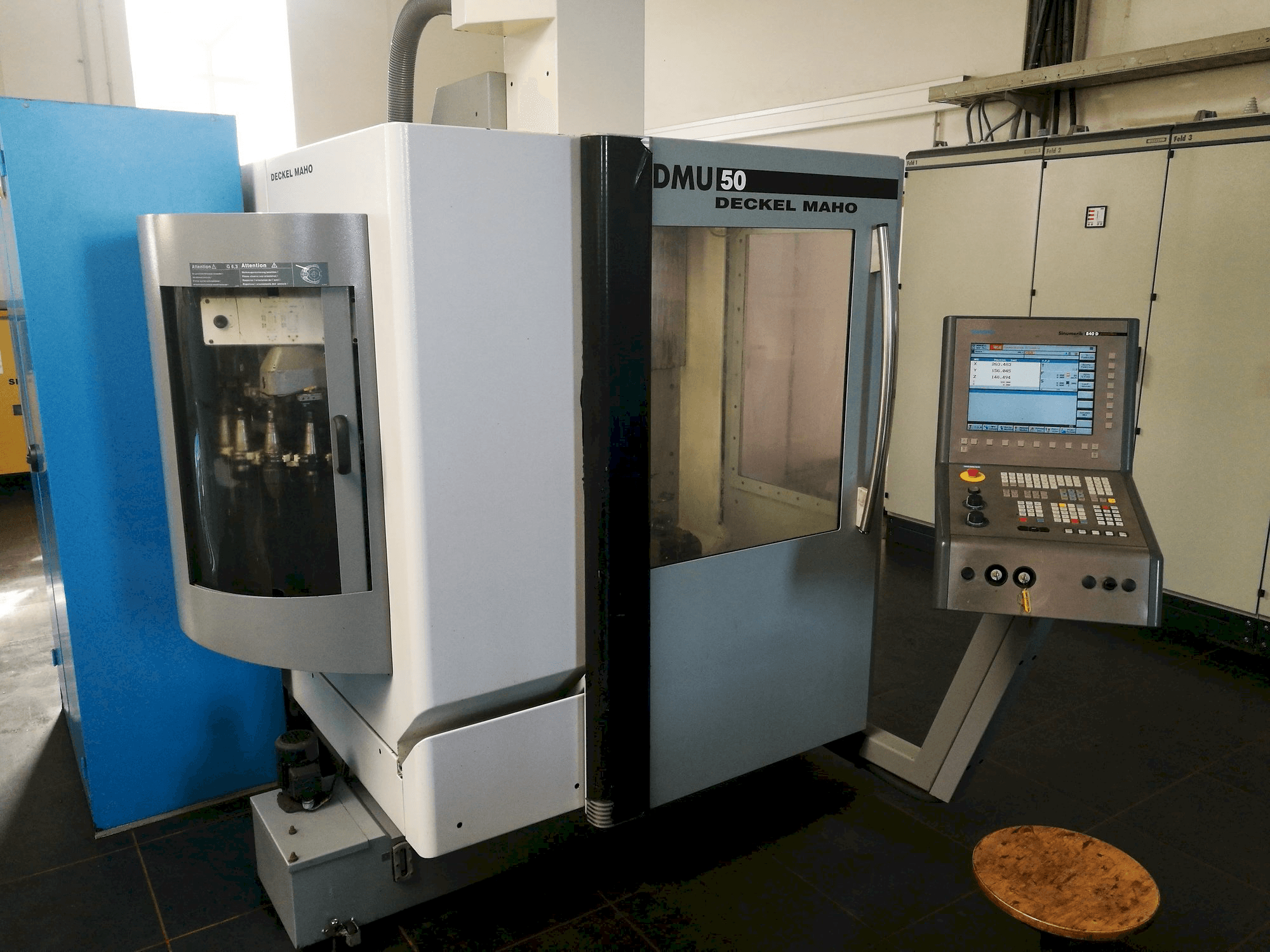 A DECKEL MAHO DMU 50 gép elölnézete