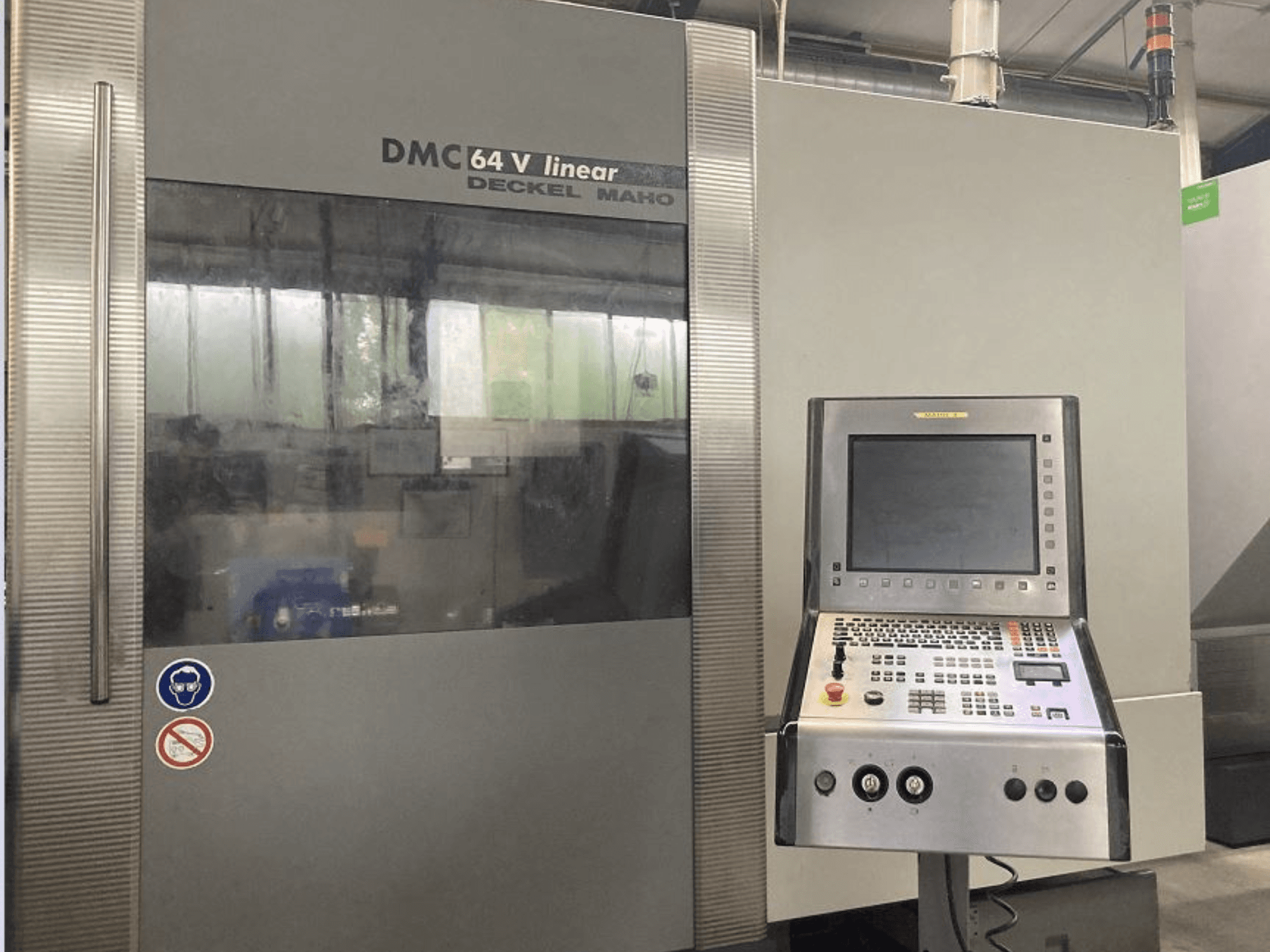 DMG DECKEL MAHO DMC 64V lineáris függőleges megmunkálóközpont, elölnézetben a kezelőpanel és a kijelző.