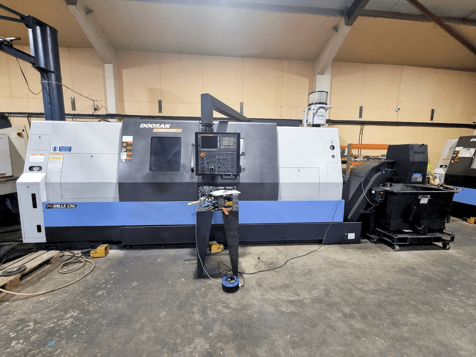 A DOOSAN Puma 400LB gép elölnézete