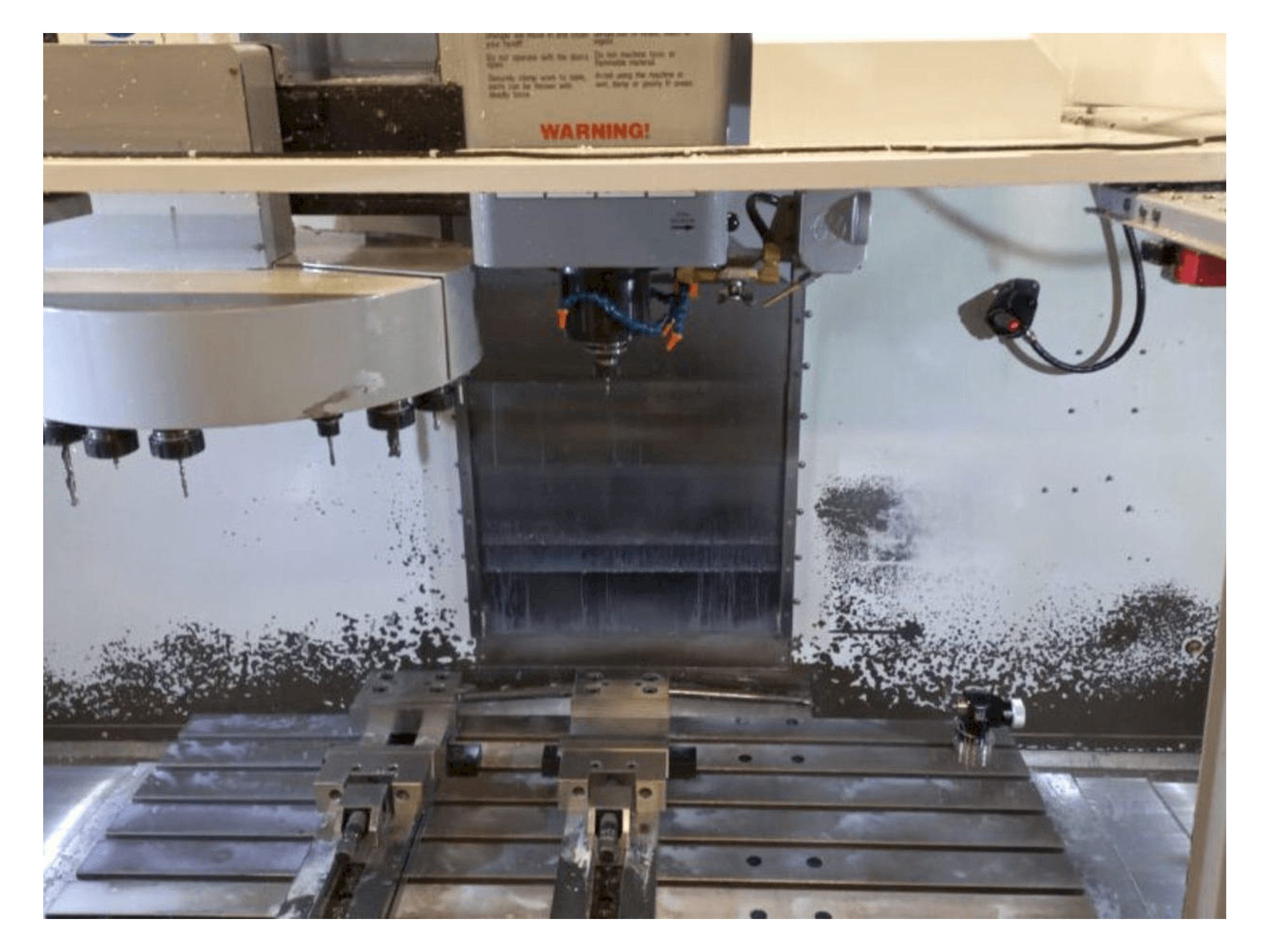 A HAAS VF-4 DHE gép elölnézete