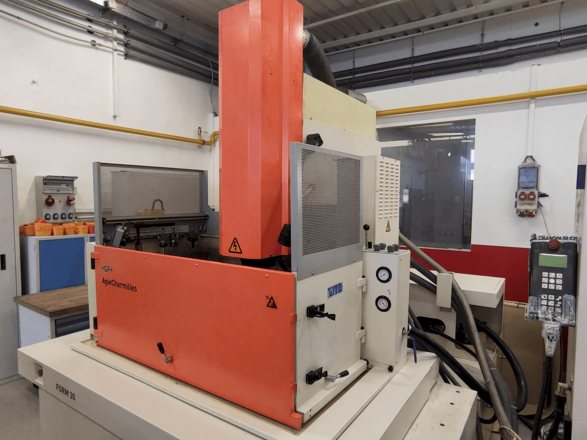 A AgieCharmilles FORM 30 gép elölnézete