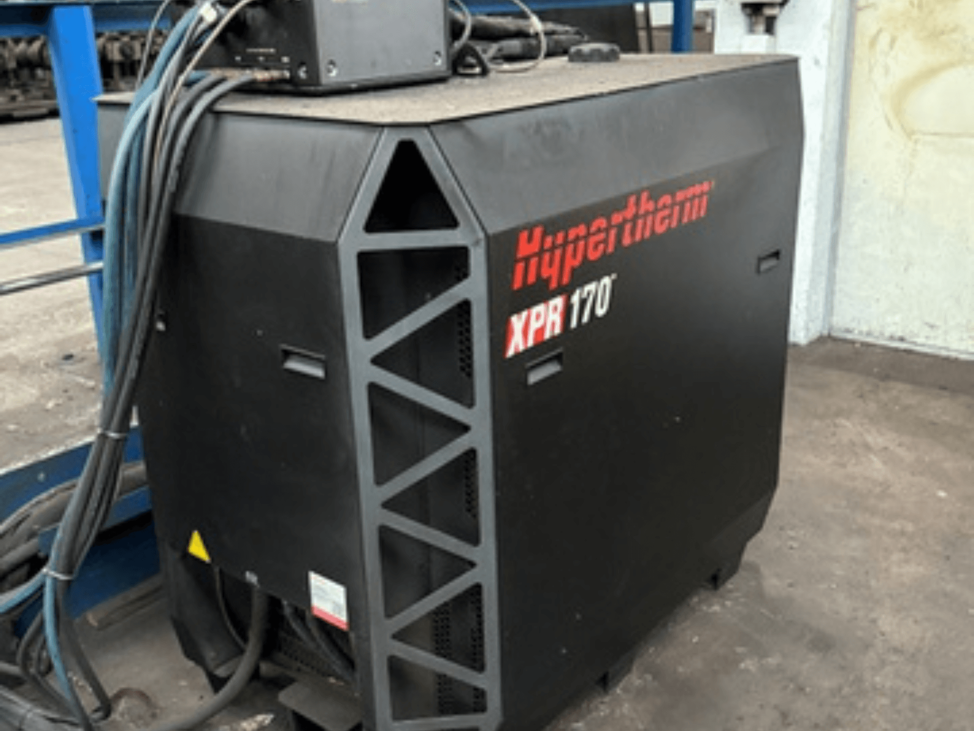 Hypertherm XPR170 plazmavágó, oldalnézetből, hűtőnyílásokkal és több kábellel a működtetéshez.
