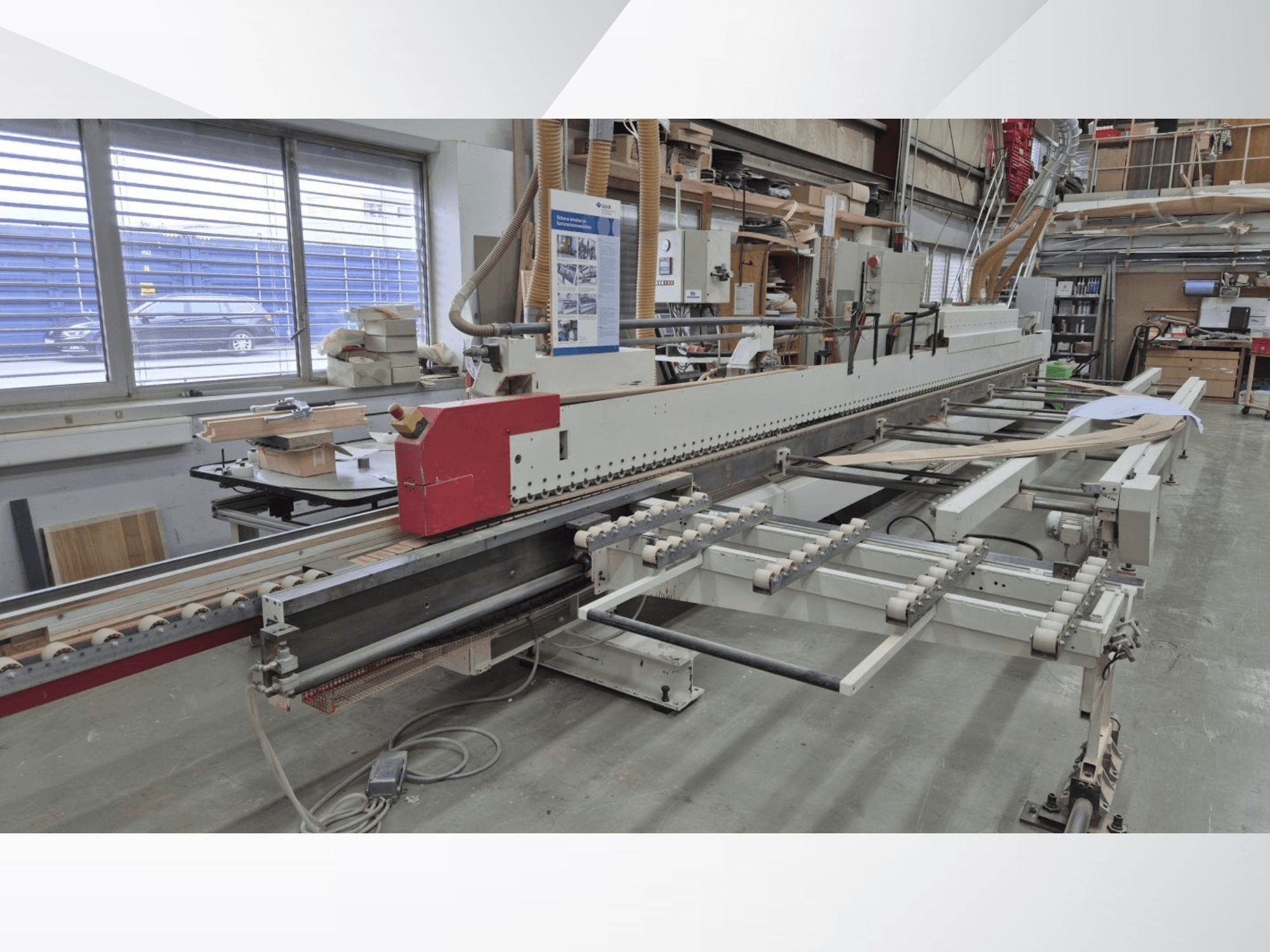 IMA Edgebander AVM/K/I/G80/822/S3R3L20, oldalnézet, amelyen látható az adagoló mechanizmus és a vezérlőpanel.