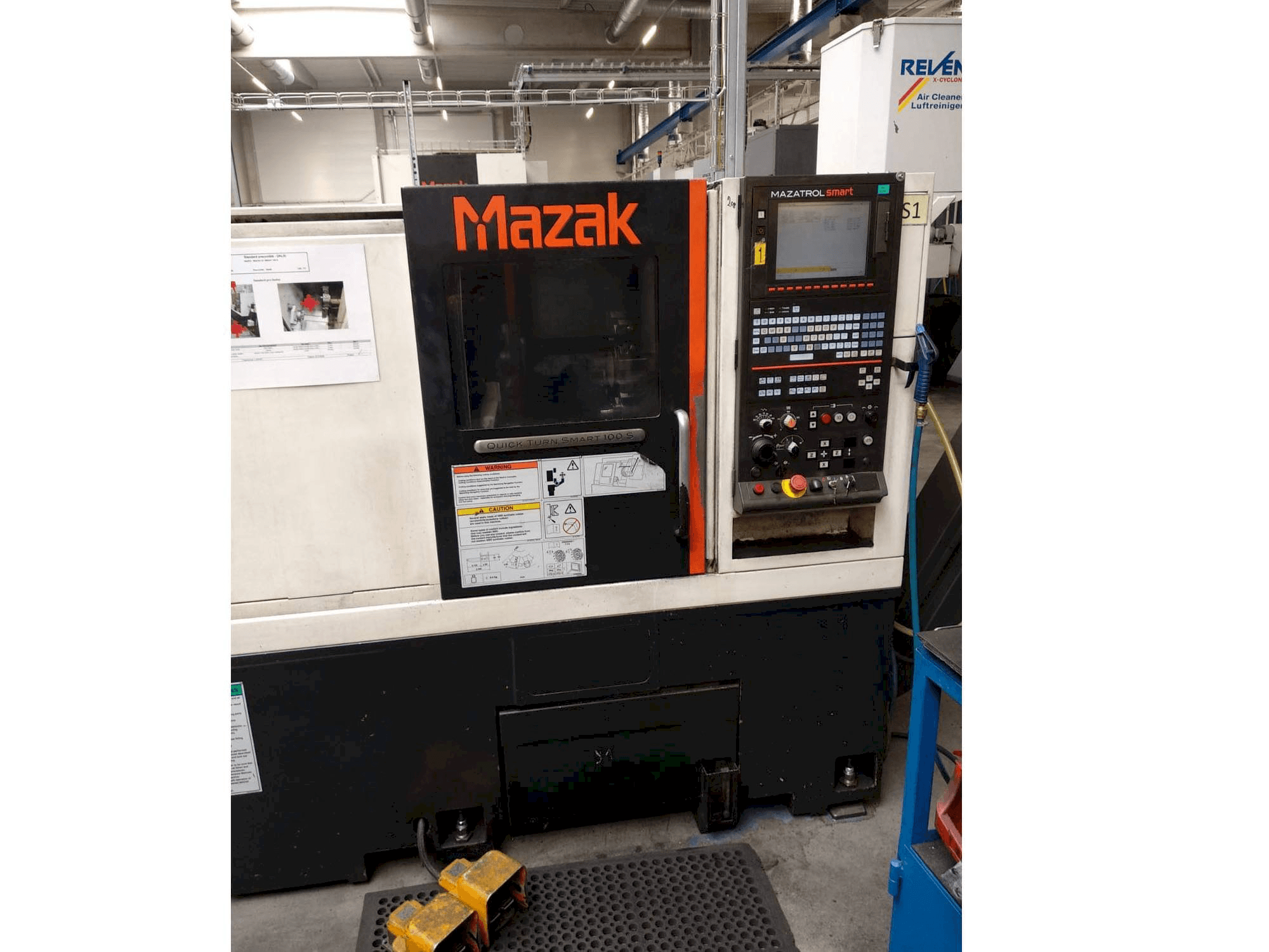 A Mazak Quick Turn Smart 100 S gép elölnézete