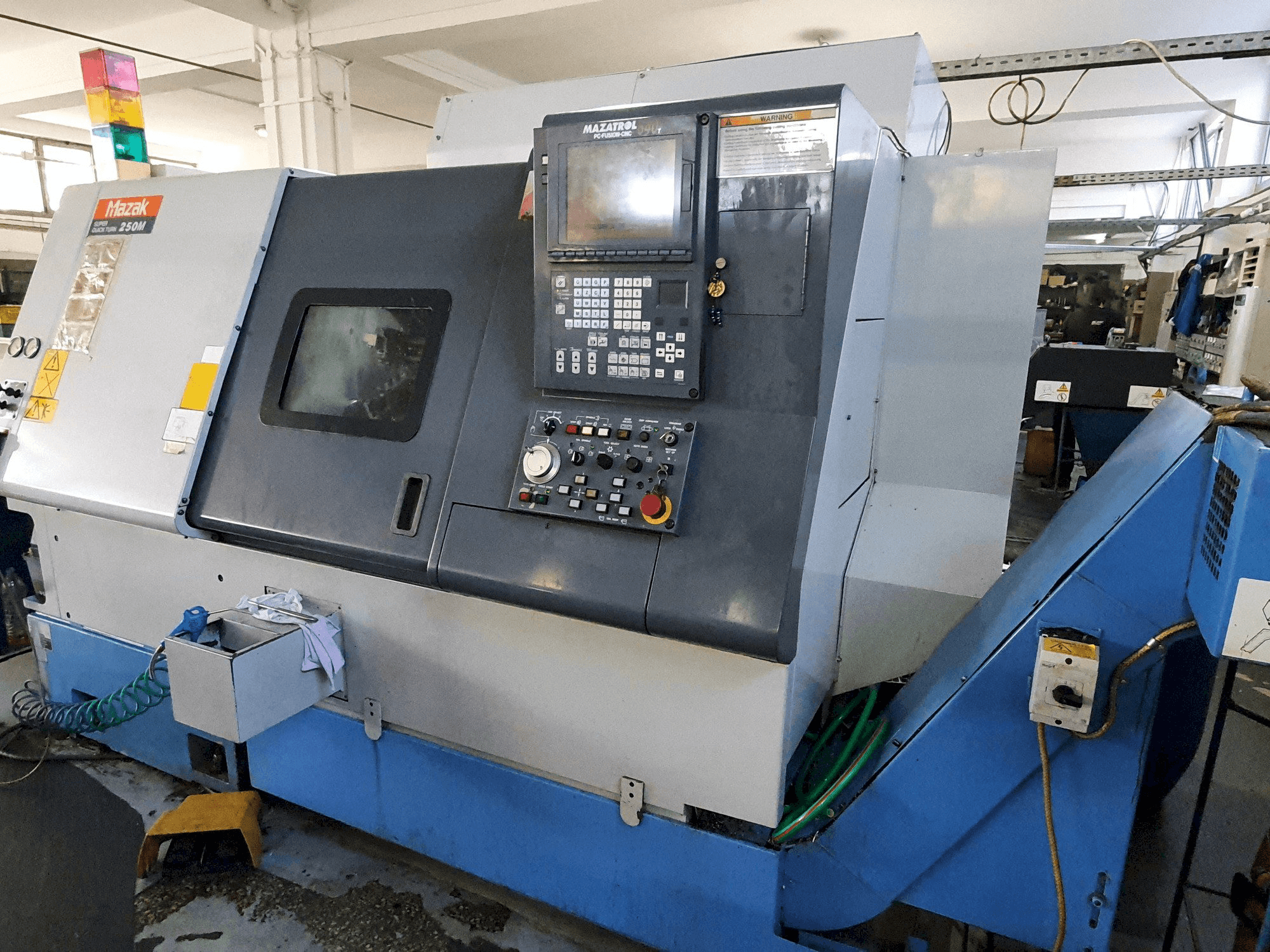A Mazak SQT250M gép elölnézete