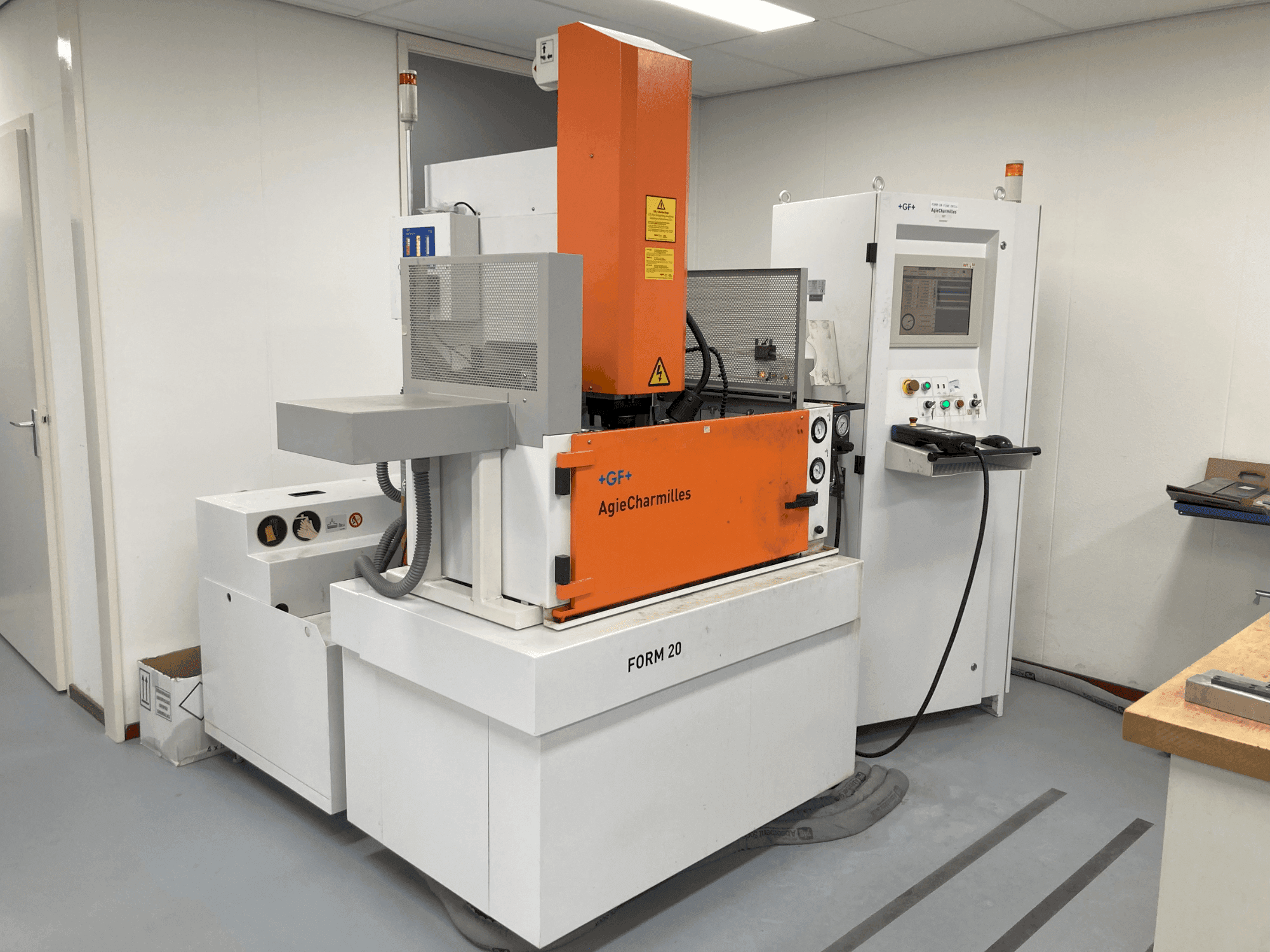 A AgieCharmilles CABINET FORM20 gép elölnézete