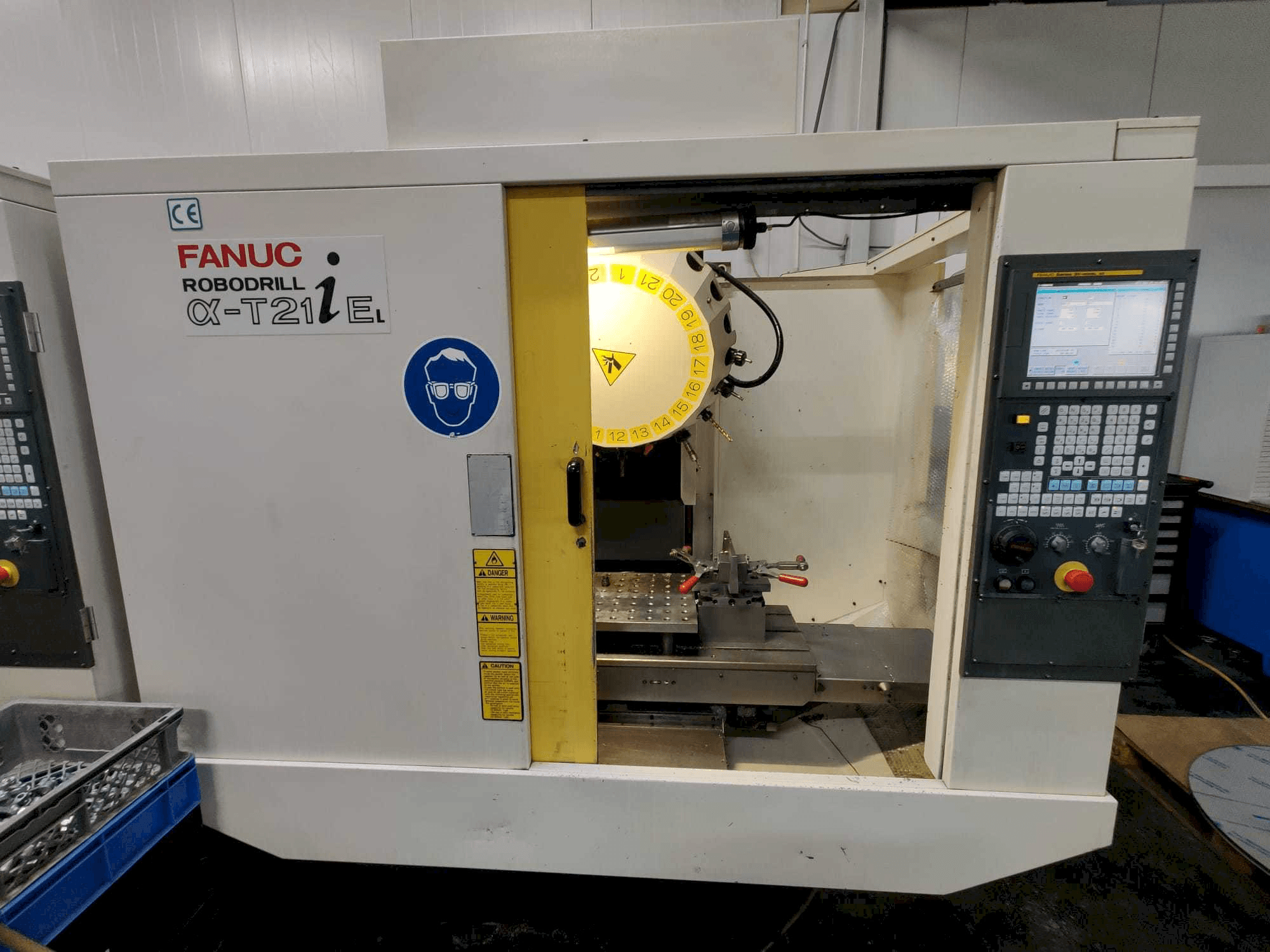 A FANUC Robodrill α-T21iEL gép elölnézete