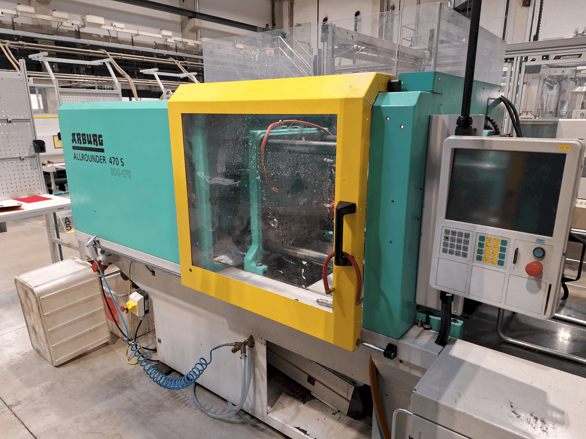 A Arburg 470 S 800-170 gép elölnézete