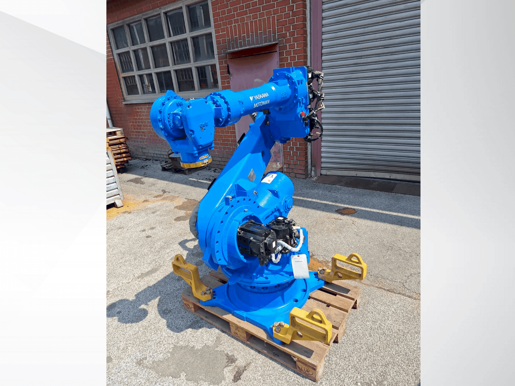 A Yaskawa Motoman ES165D gép elölnézete