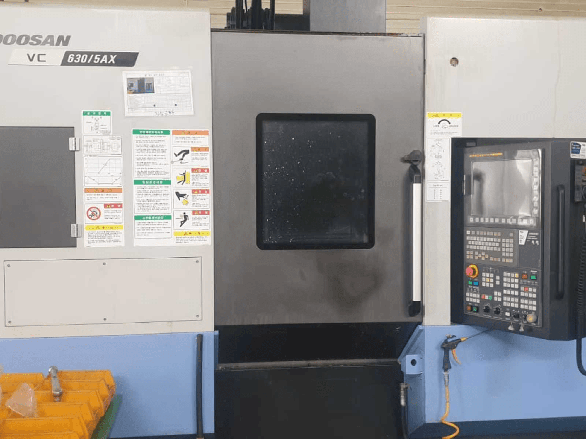 A Doosan VC 630/5AX gép elölnézete