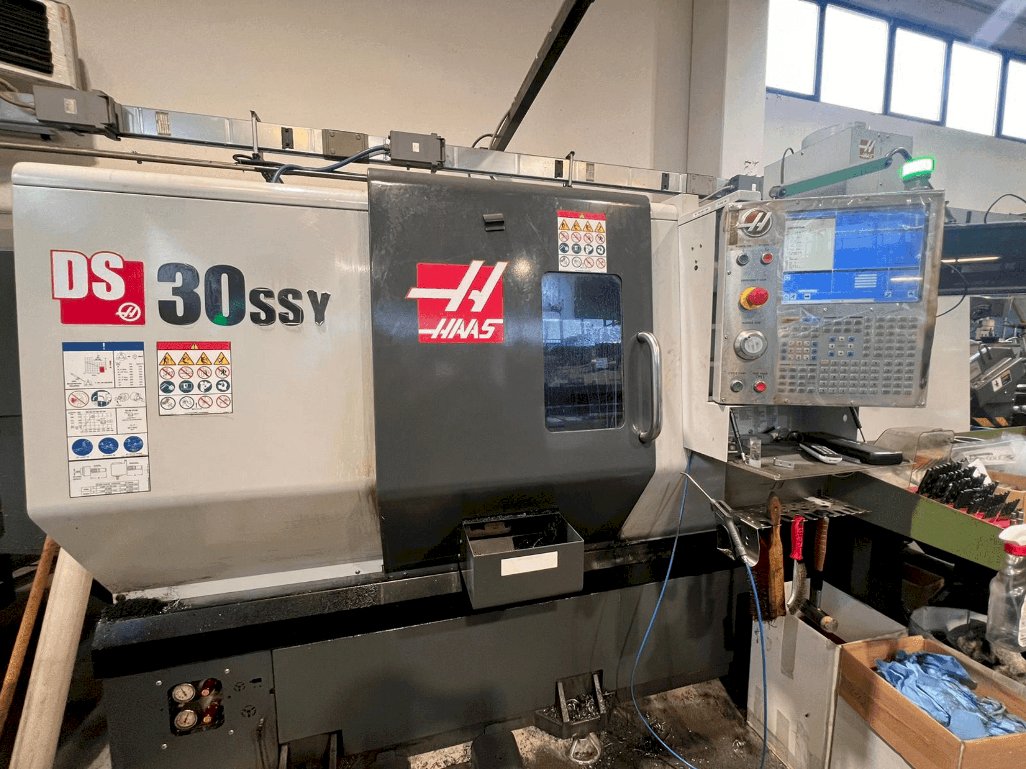 A HAAS DS-30SSY gép elölnézete