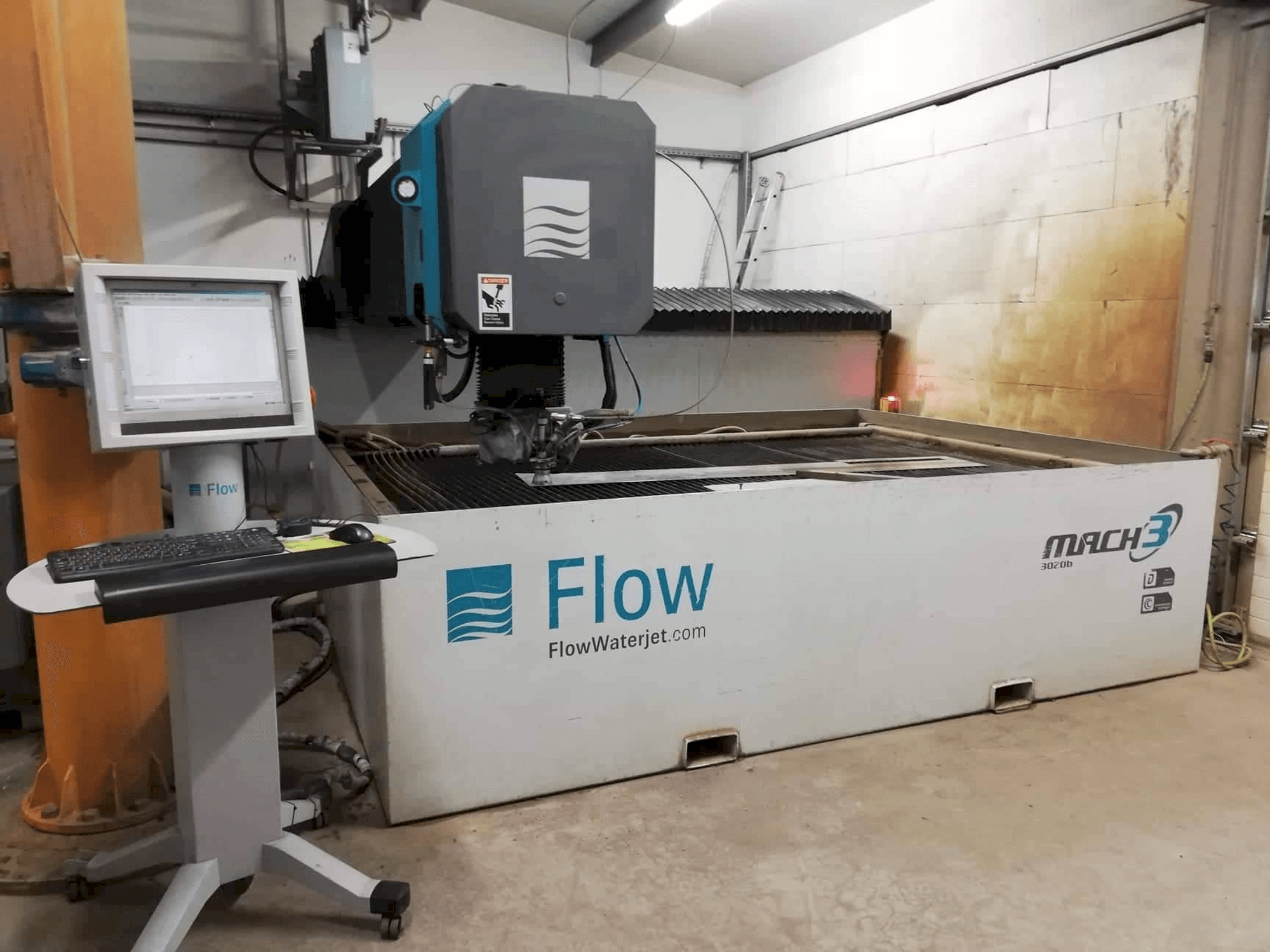 A Flow Mach3-3020b gép elölnézete