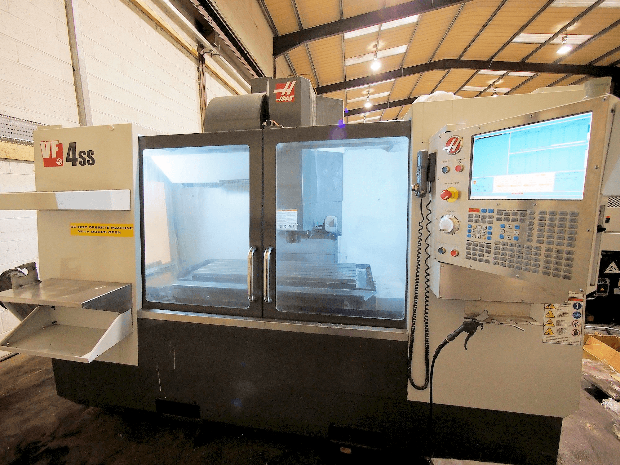 A HAAS VF-4SS gép elölnézete
