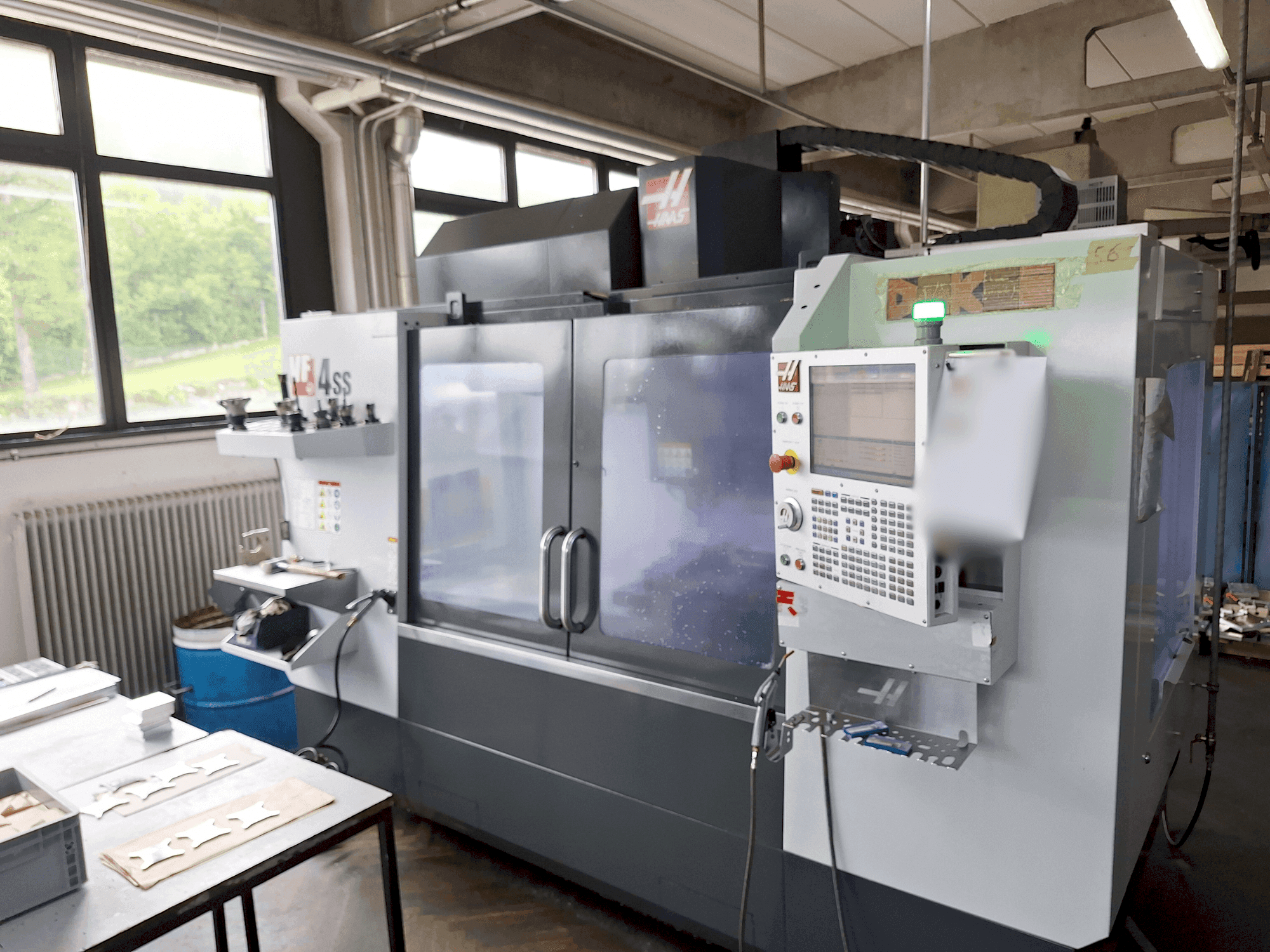 A HAAS VF-4SS gép elölnézete