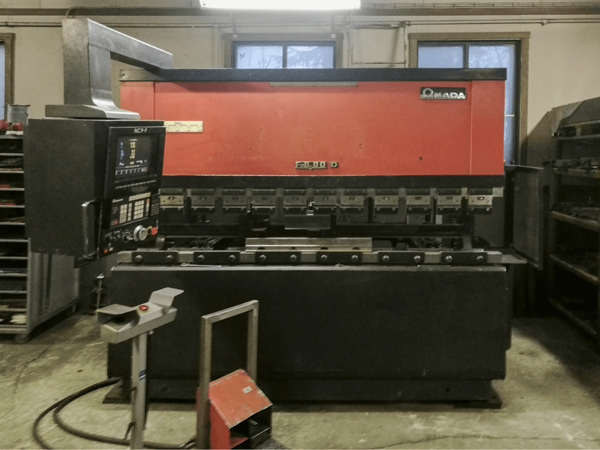 A AMADA FBD-8025F gép elölnézete