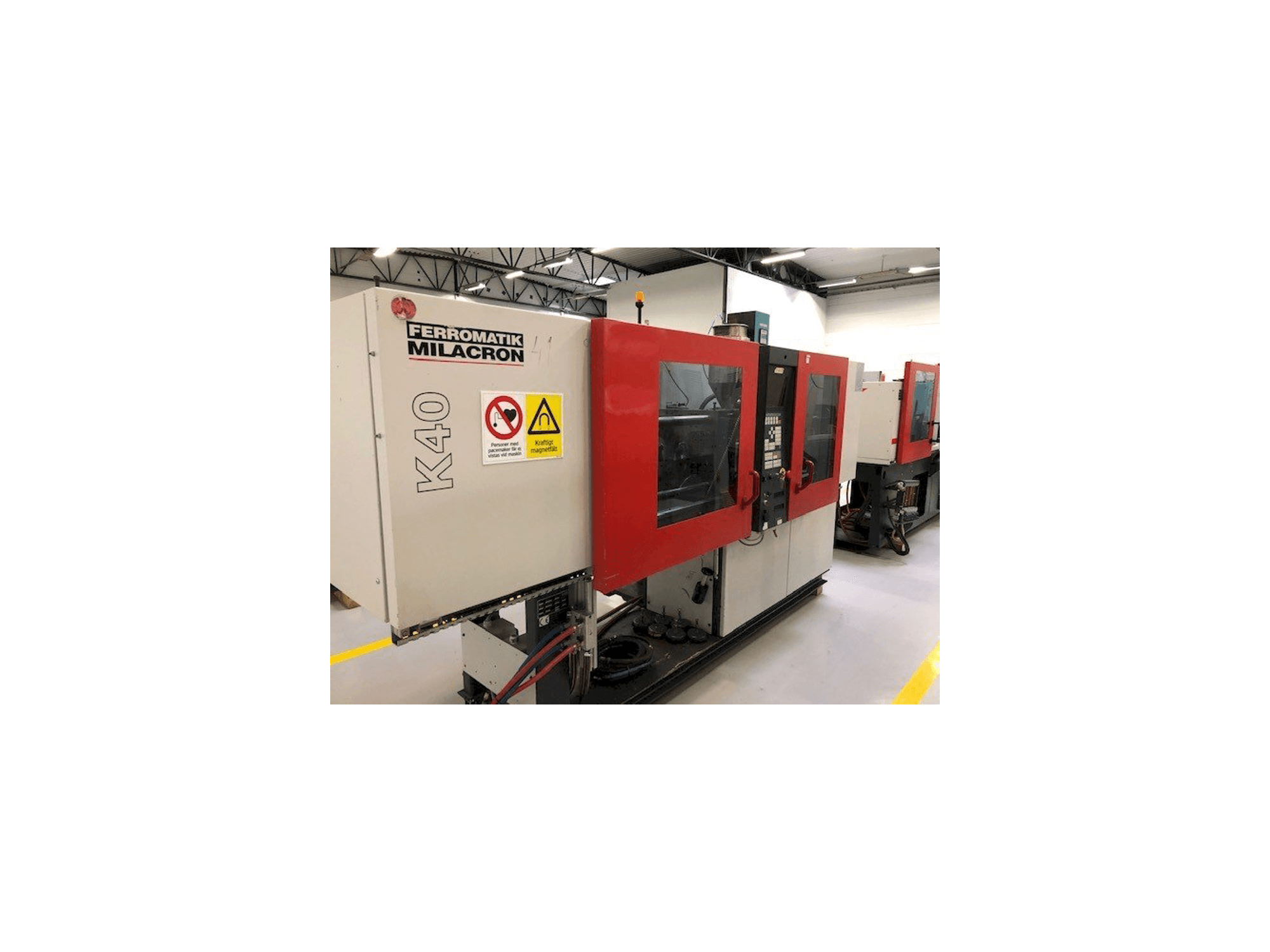 A FERROMATIK MILACRON K40 D-E gép oldalnézete