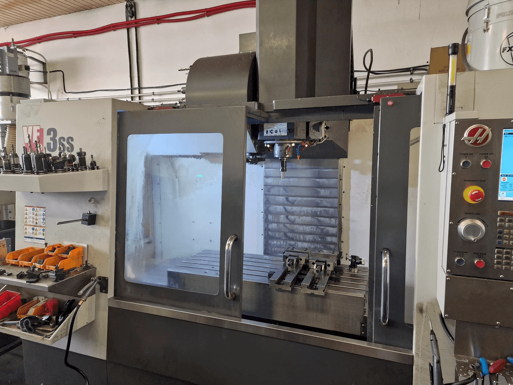 A HAAS VF-3SS gép elölnézete