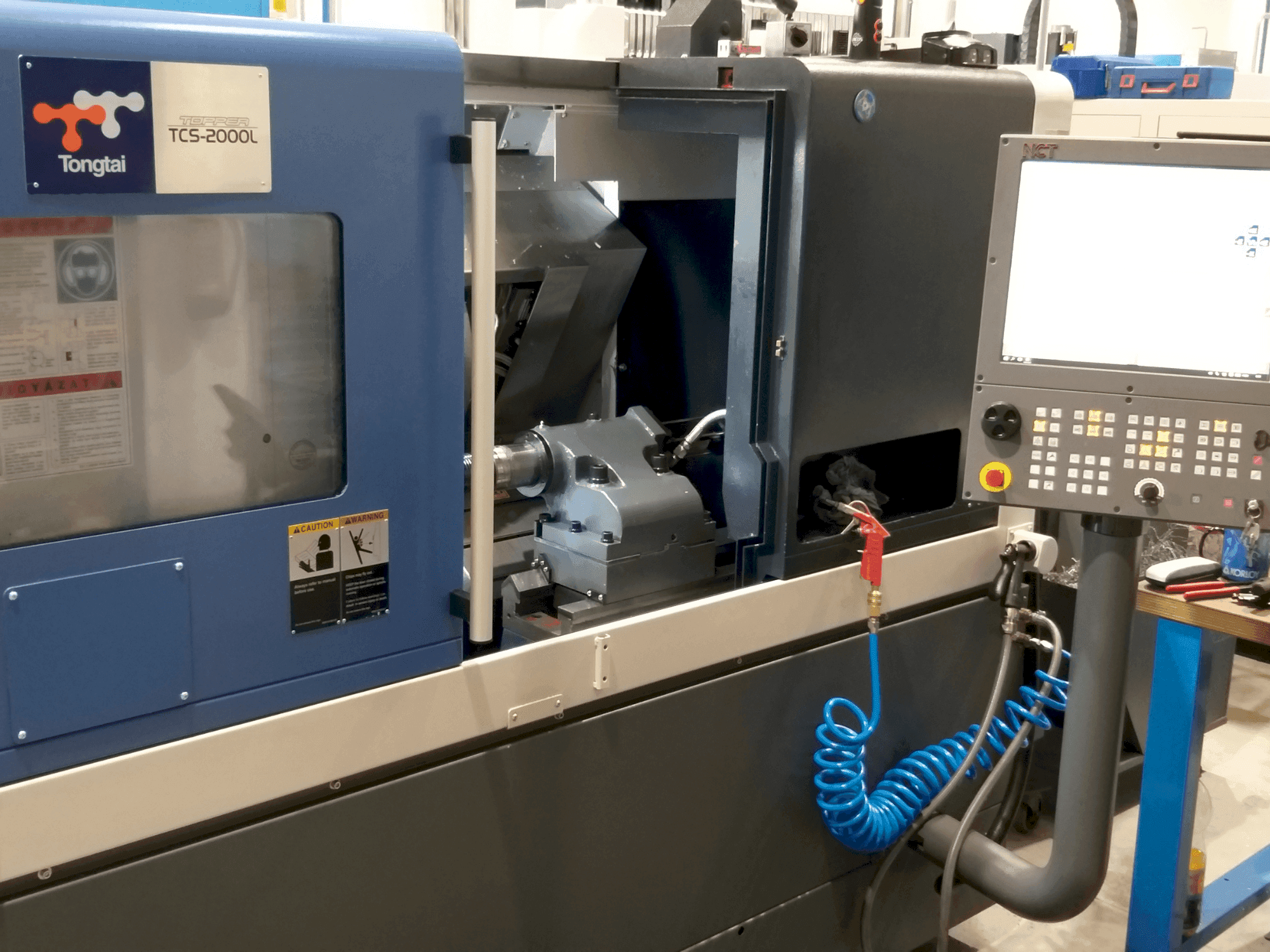 A Tongtai TCS2000LDT gép elölnézete