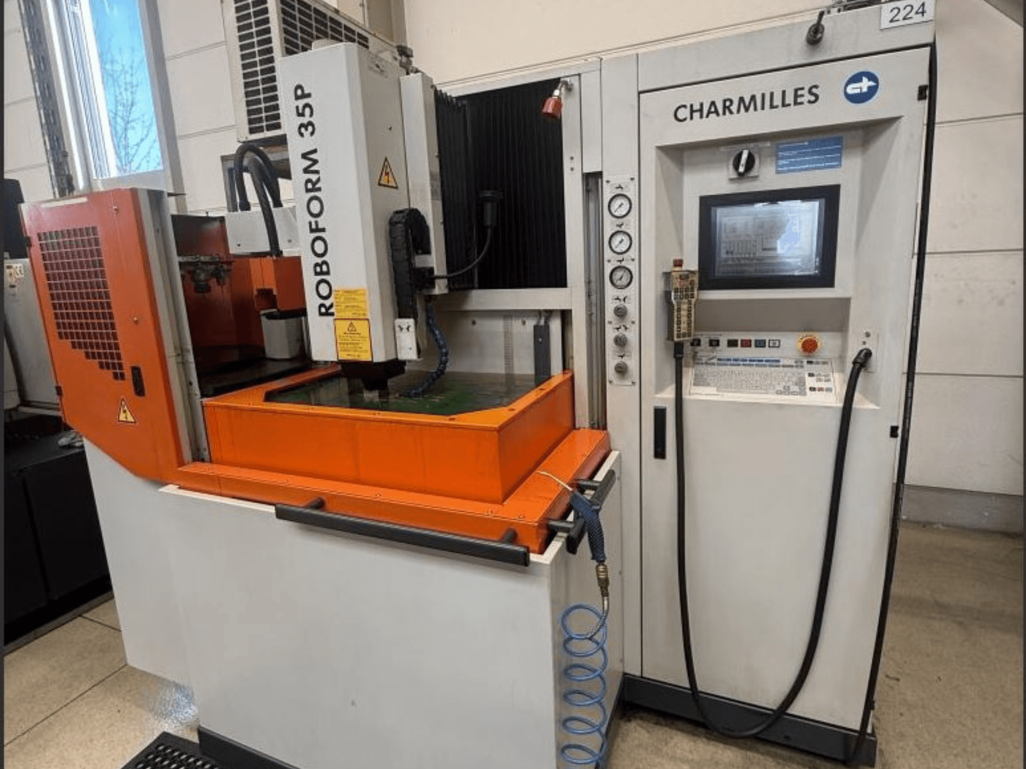 Charmilles ROBOFORM 35P süllyesztéses süllyesztéses EDM gép, elölnézetben, a vezérlőpanel, a portál és a folyadéktartály működés közben.