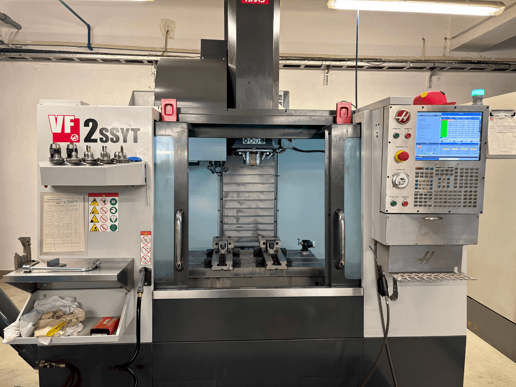 A HAAS HAAS VF-2SSYT gép elölnézete