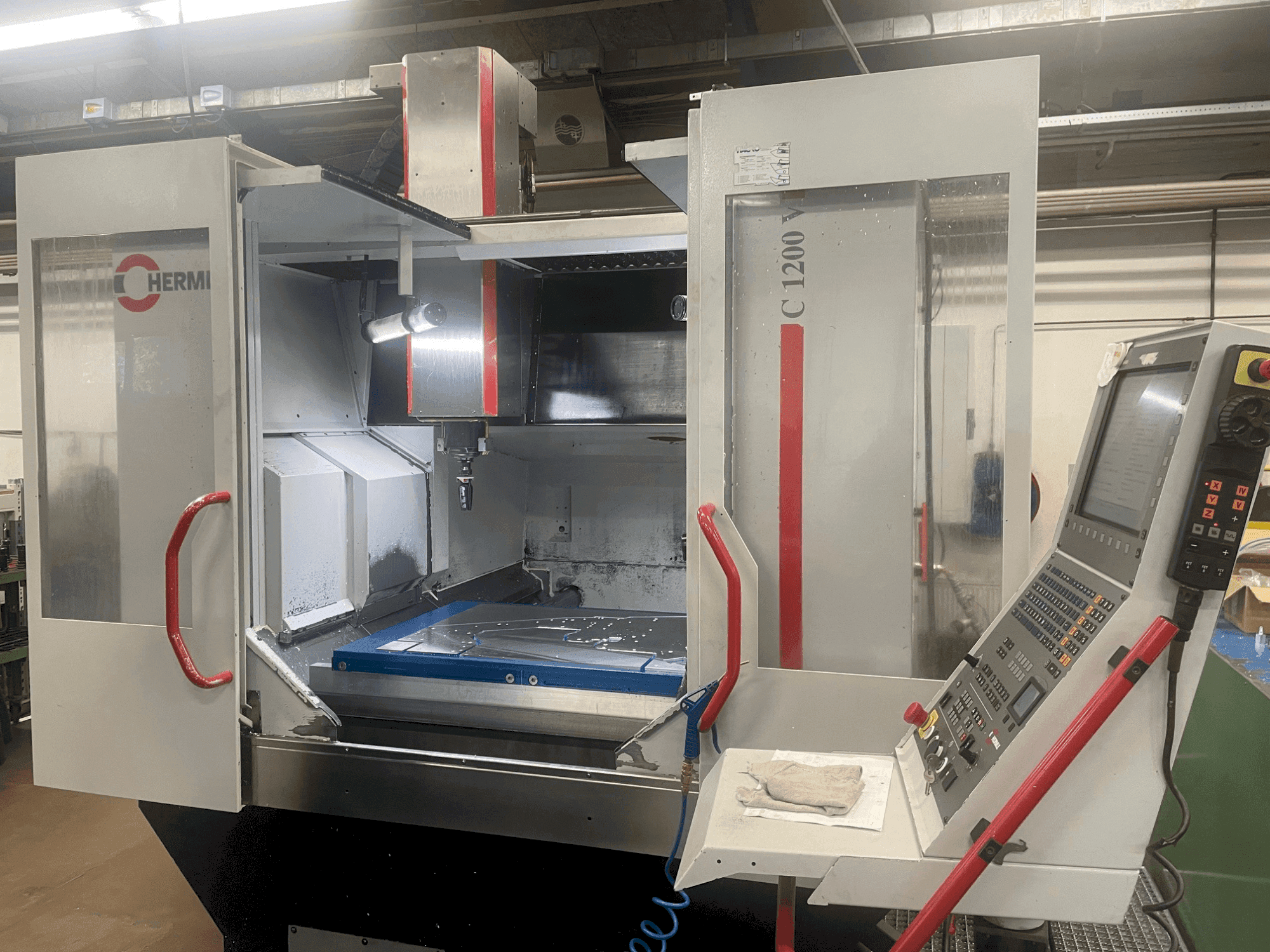 A HERMLE C 1200 V gép elölnézete