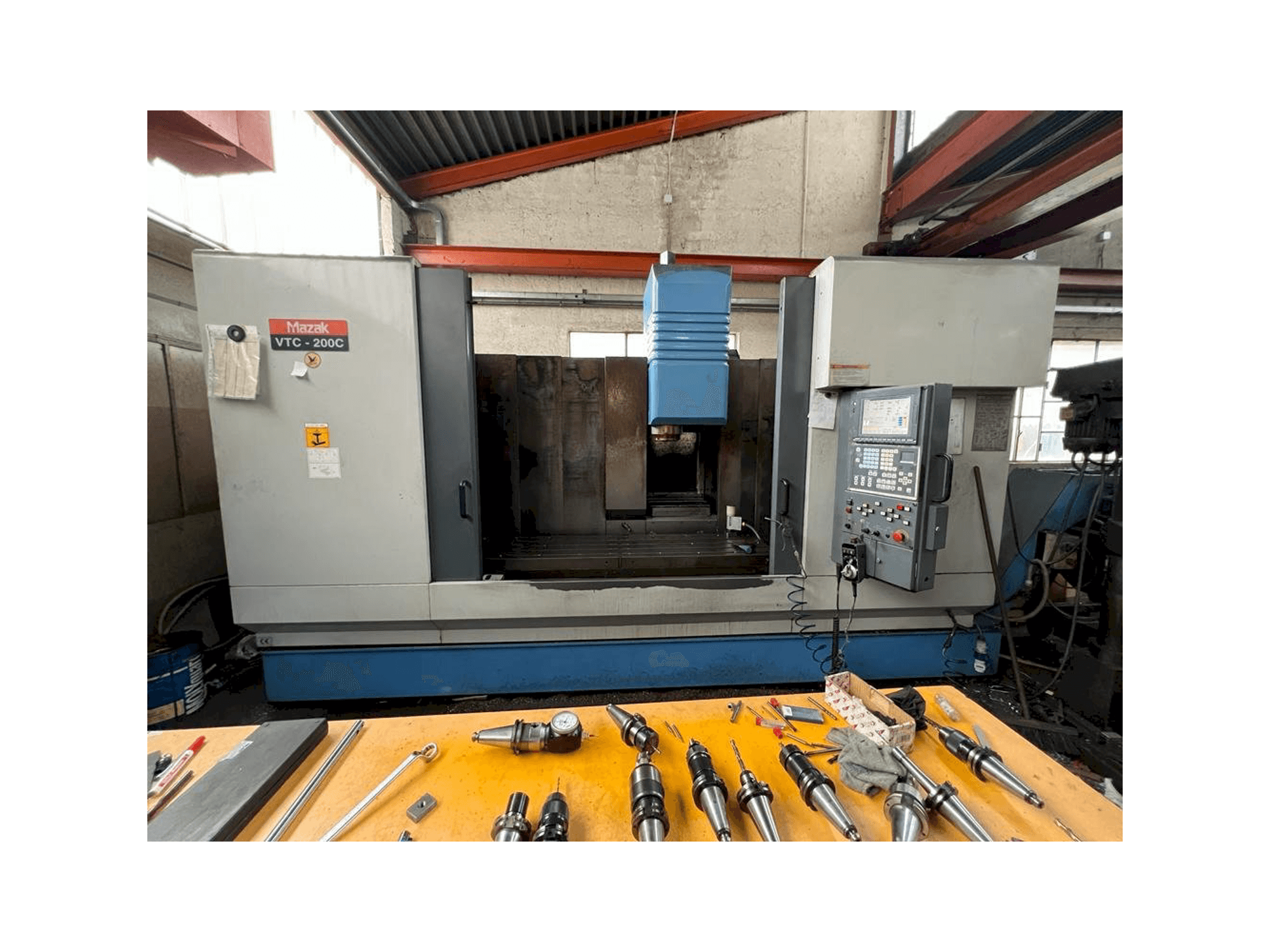 A Mazak VTC 200C gép elölnézete