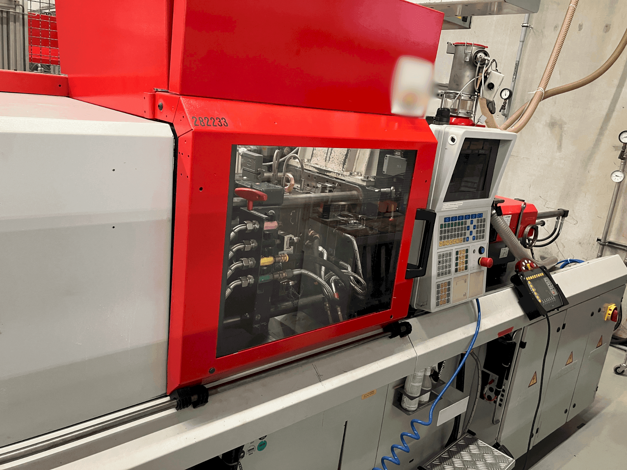 A Arburg Allrounder 320 S 500-150 gép elölnézete