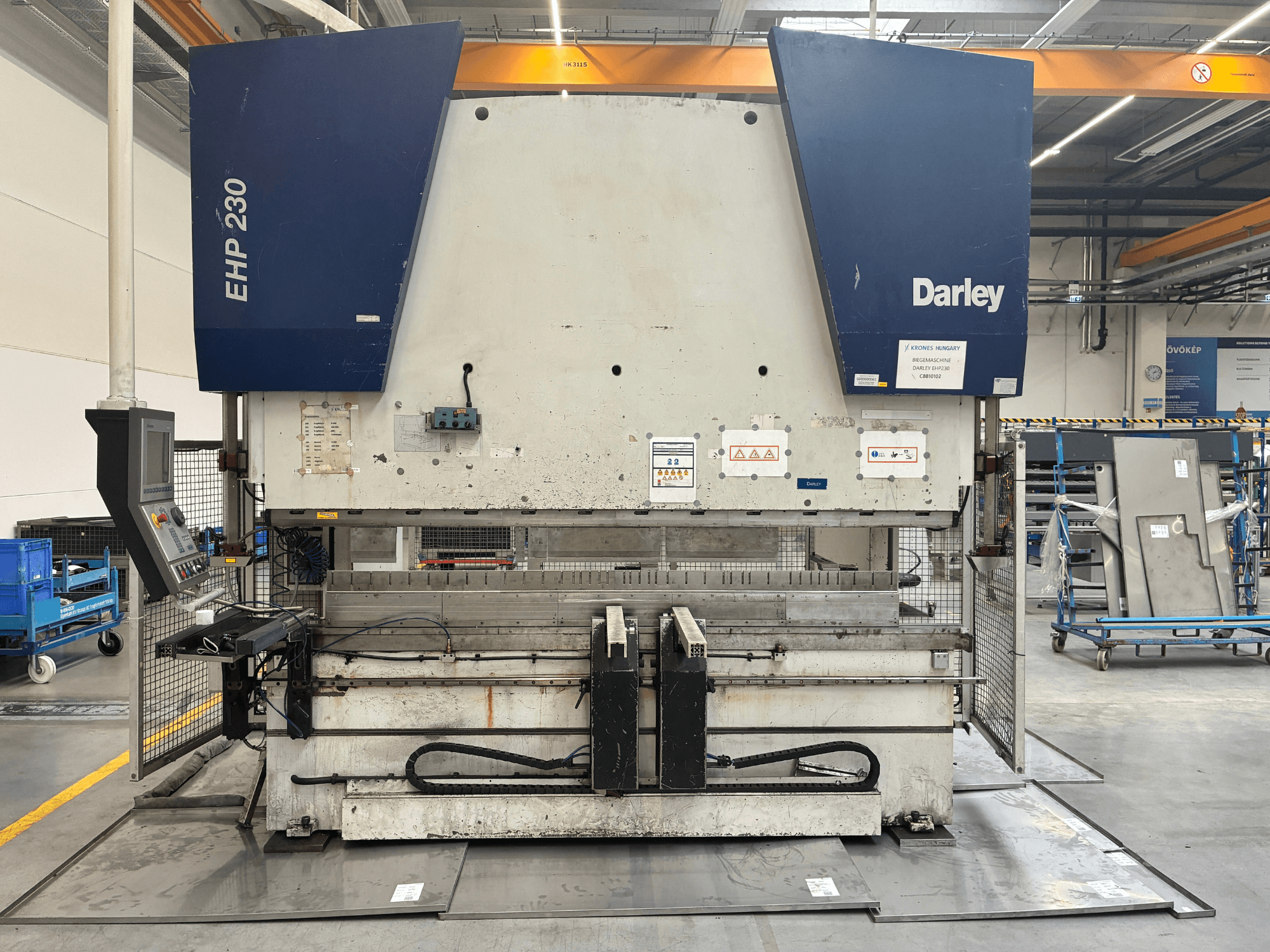 Darley EHP-LS 230.31/25 hidraulikus prés elölnézetben, a kezelőpanel és a biztonsági címkék láthatóak.