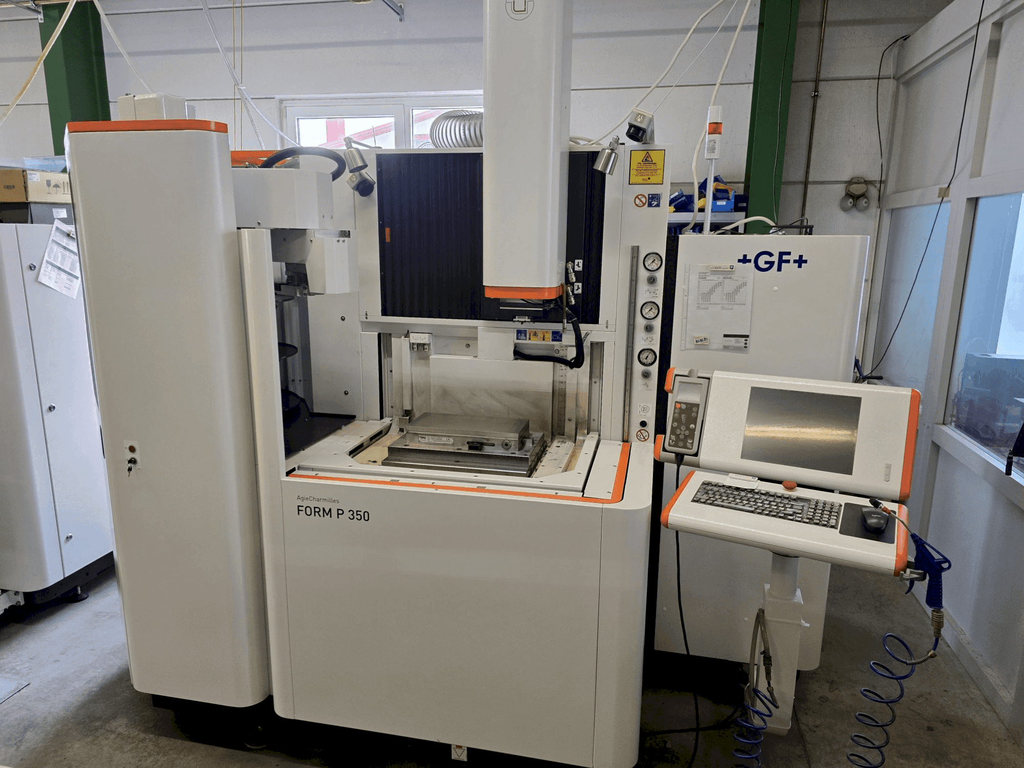 A AgieCharmilles FORM P 350 gép elölnézete