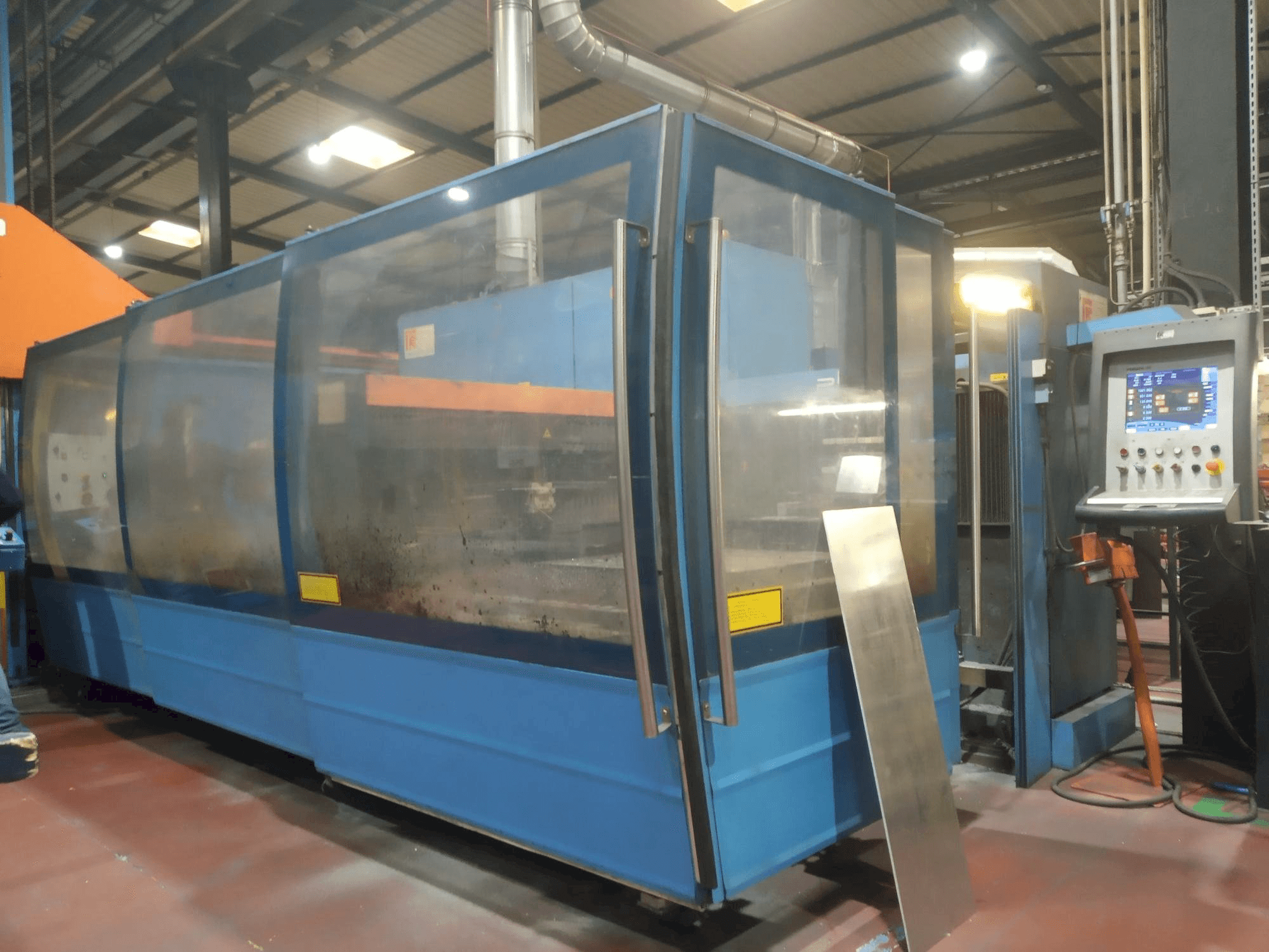 A Prima Power Platino 1530 gép bal oldali nézete