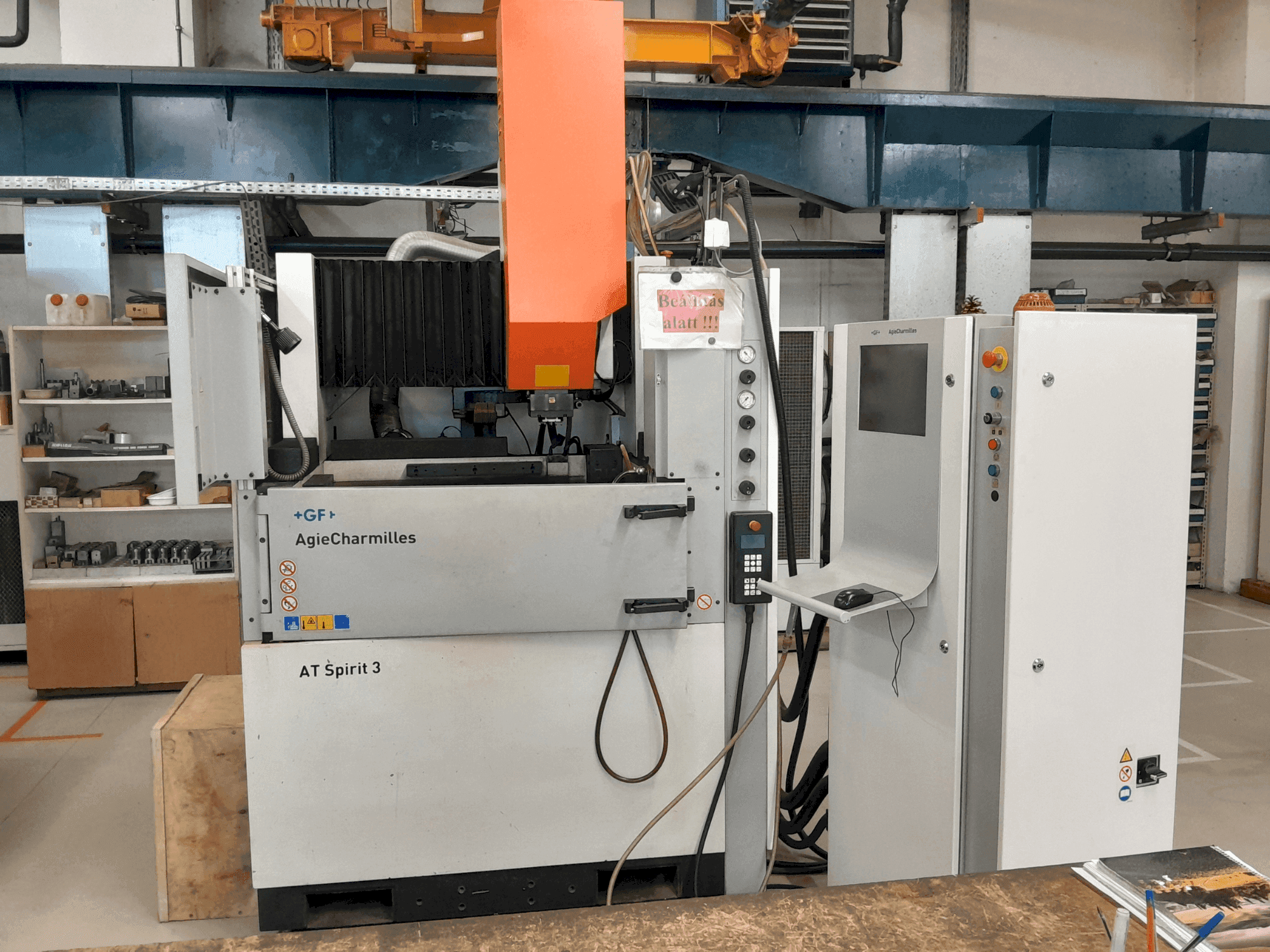 A AgieCharmilles Spirit 3 gép elölnézete