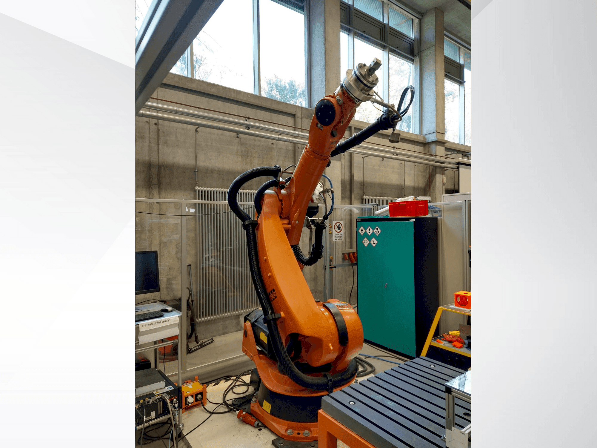 A KUKA KR 240-2 2000 gép elölnézete