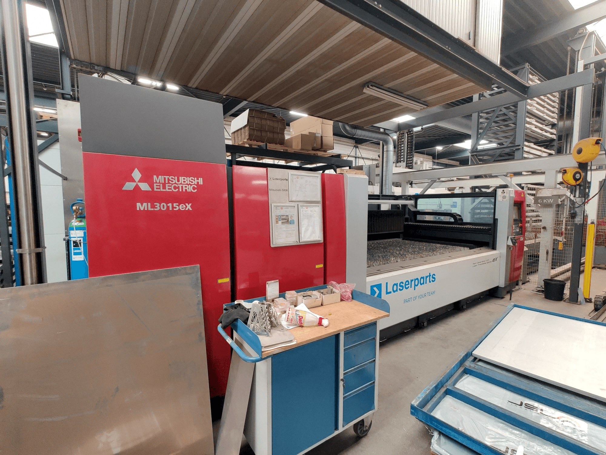 A Mitsubishi ML3015eX(S2)-60XF gép bal oldali nézete