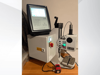 SCHMIDT® PressControl 600, előlnézet, a kezelőpanel, a bekapcsológomb és a hidraulikus prés biztonsági funkciókkal.