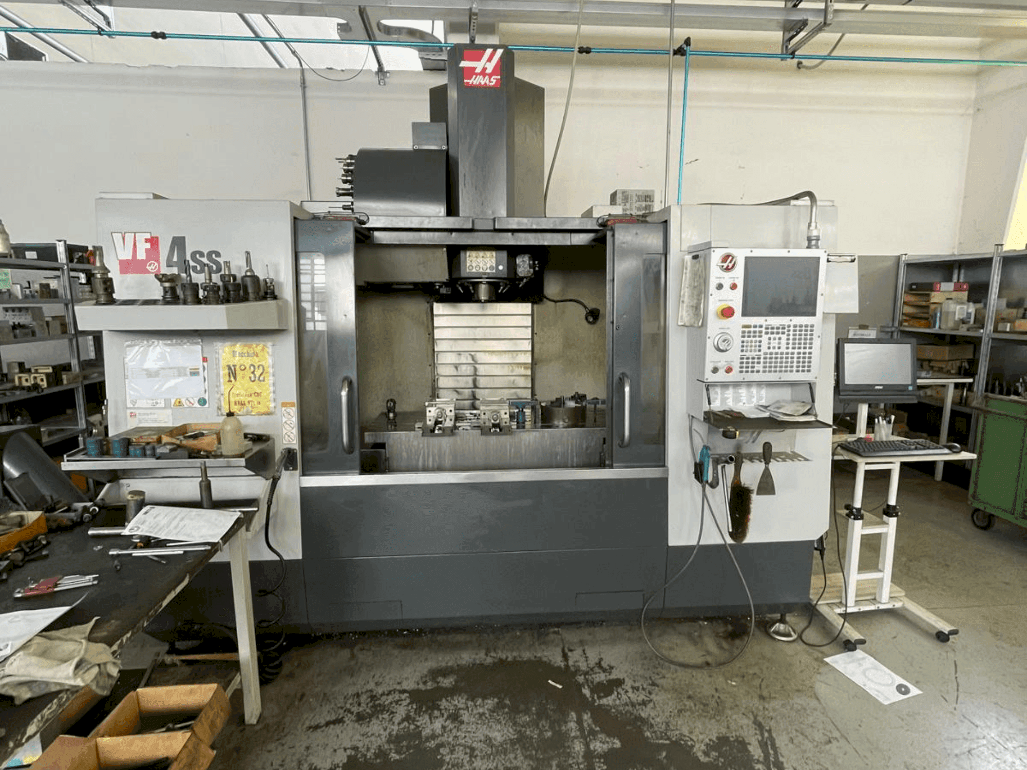 A HAAS VF4SS gép elölnézete