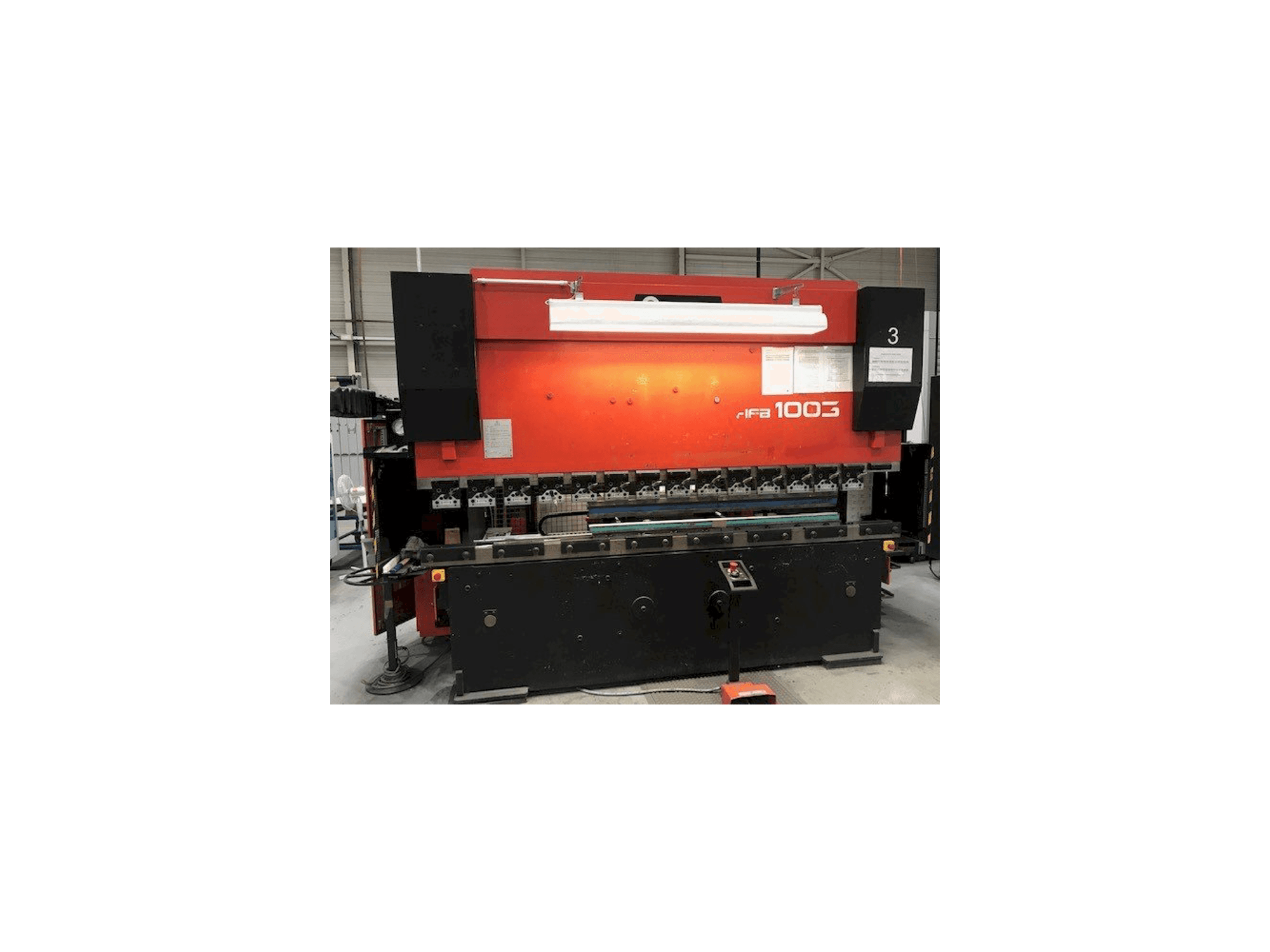A AMADA HFBO 100-3 gép elölnézete
