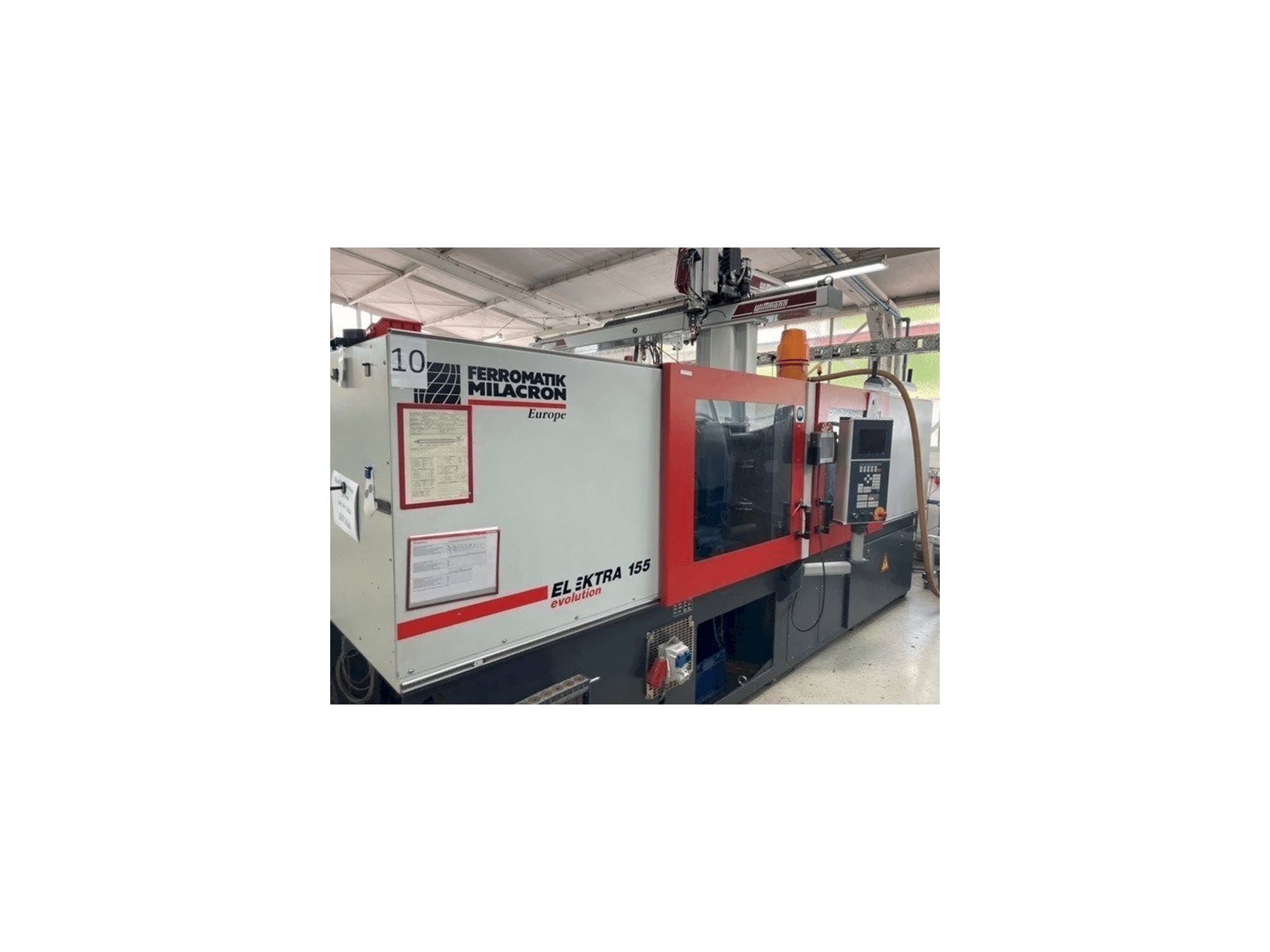 A FERROMATIK MILACRON EE 155 gép elölnézete