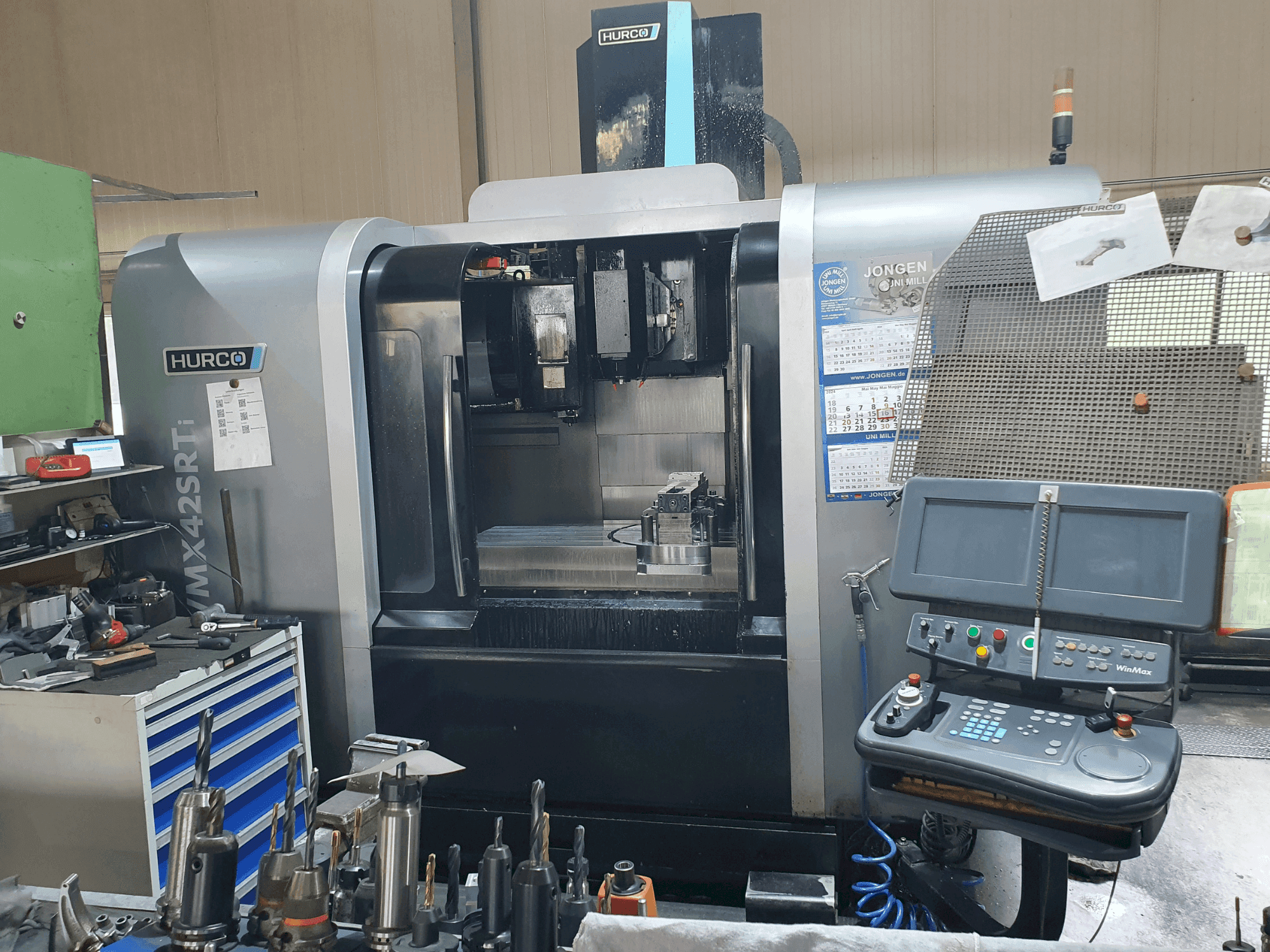 A Hurco VMX 42 SRTi gép elölnézete