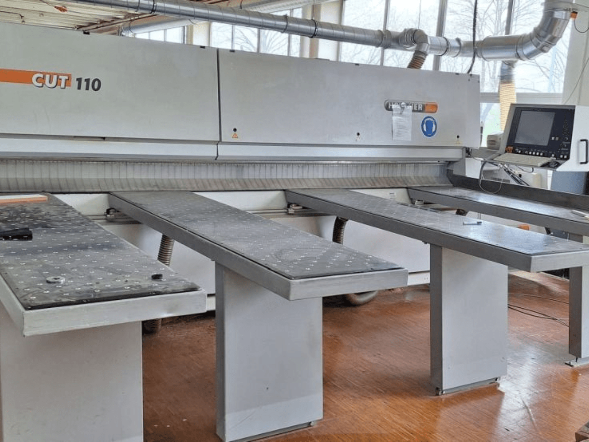 HOLZHER 6310 CUT 110 lemezfűrész elölnézetben, két vízszintes asztallal és digitális vezérlőpanellel.