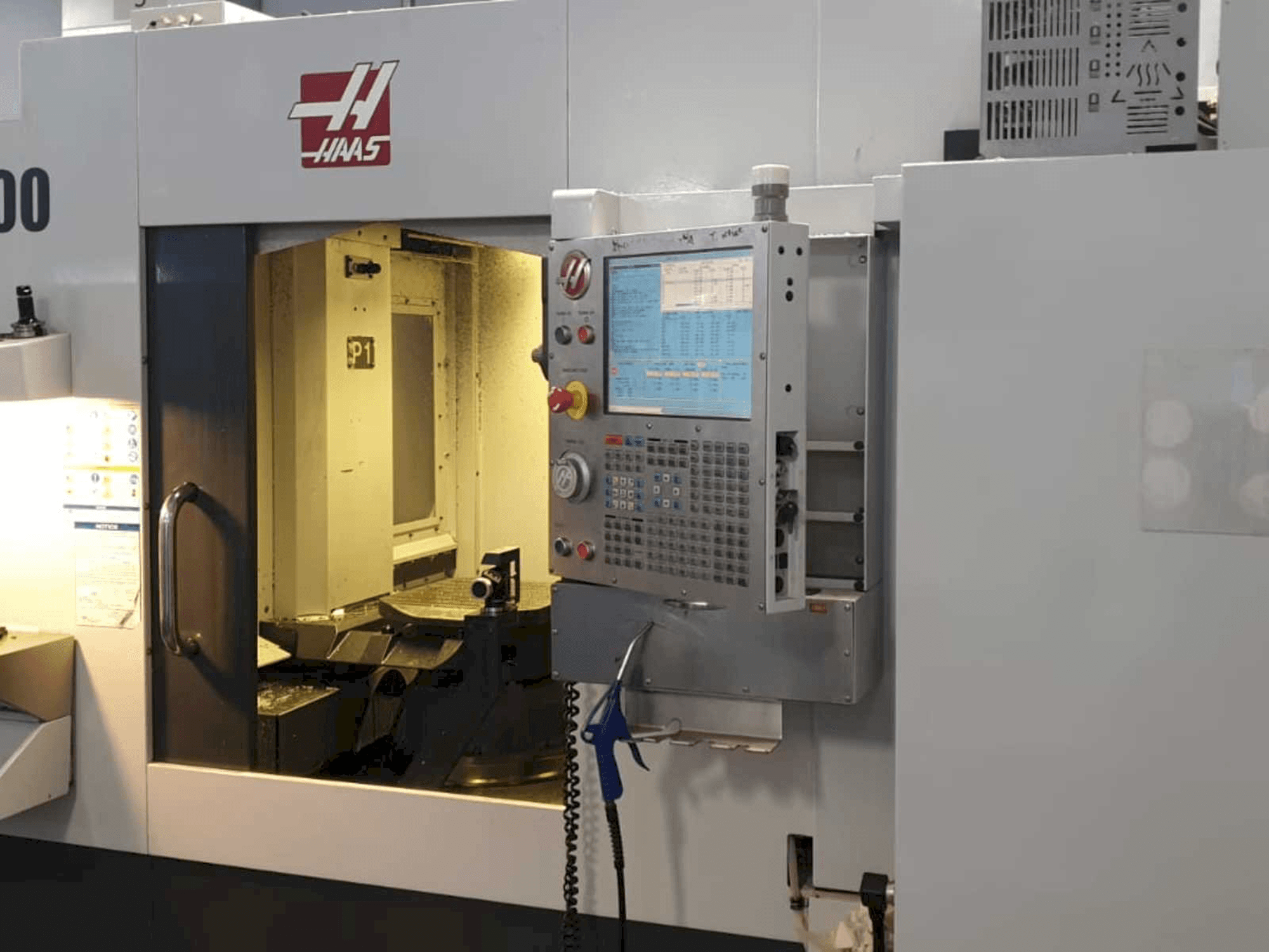 A HAAS EC400 gép elölnézete