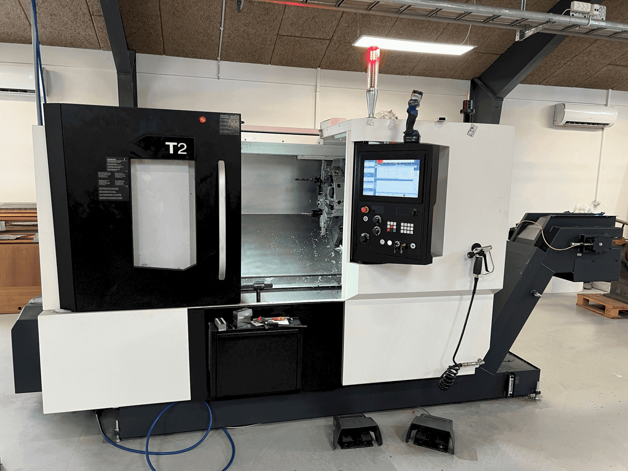 A DMG MORI T2 gép elölnézete