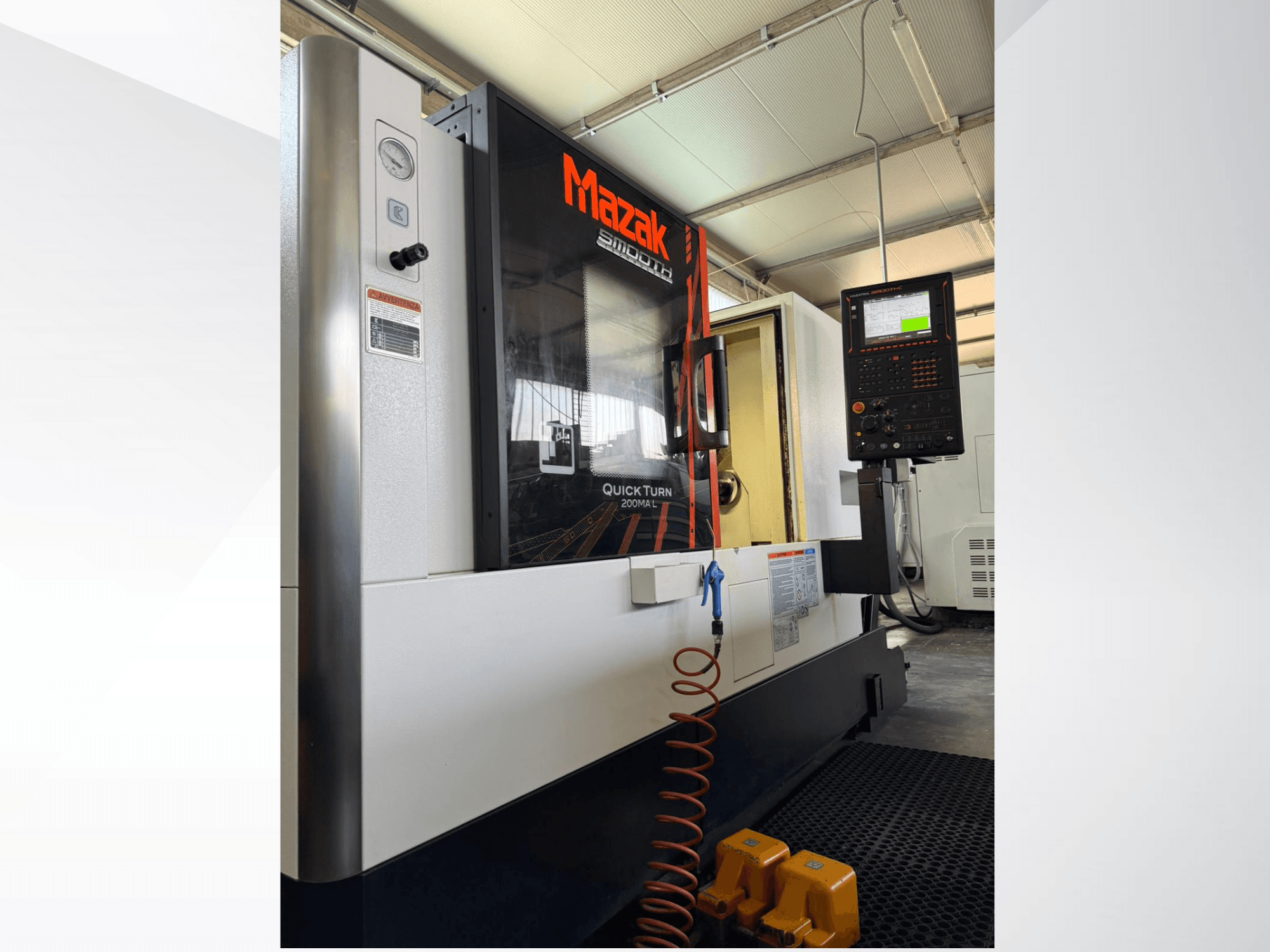Mazak Quick Turn CNC eszterga szürke és fekete színben, oldalnézetben a kezelőpanel és a nyomásmérő. Ideális precíziós megmunkáláshoz.