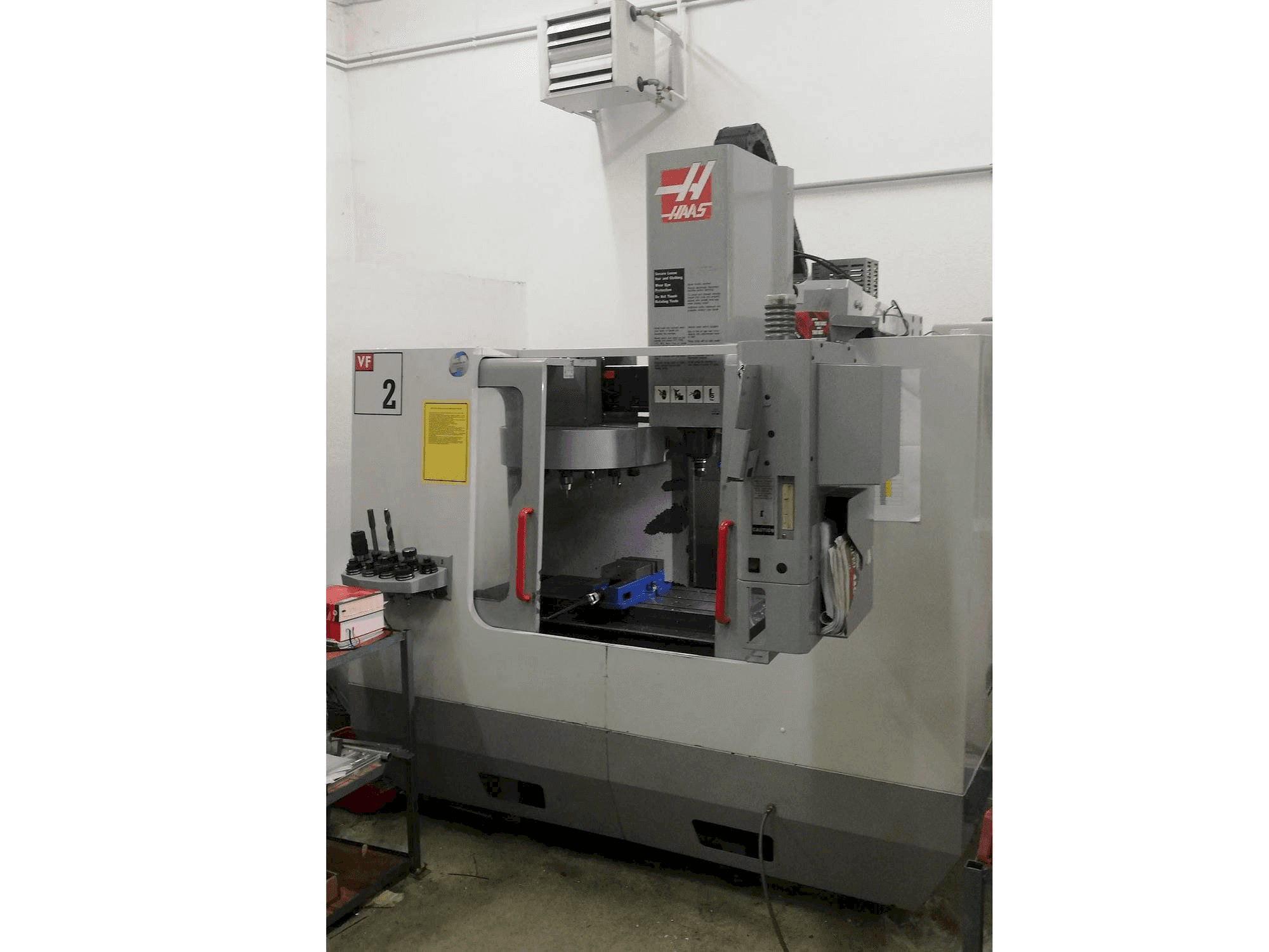 A HAAS VF-2DHE gép elölnézete