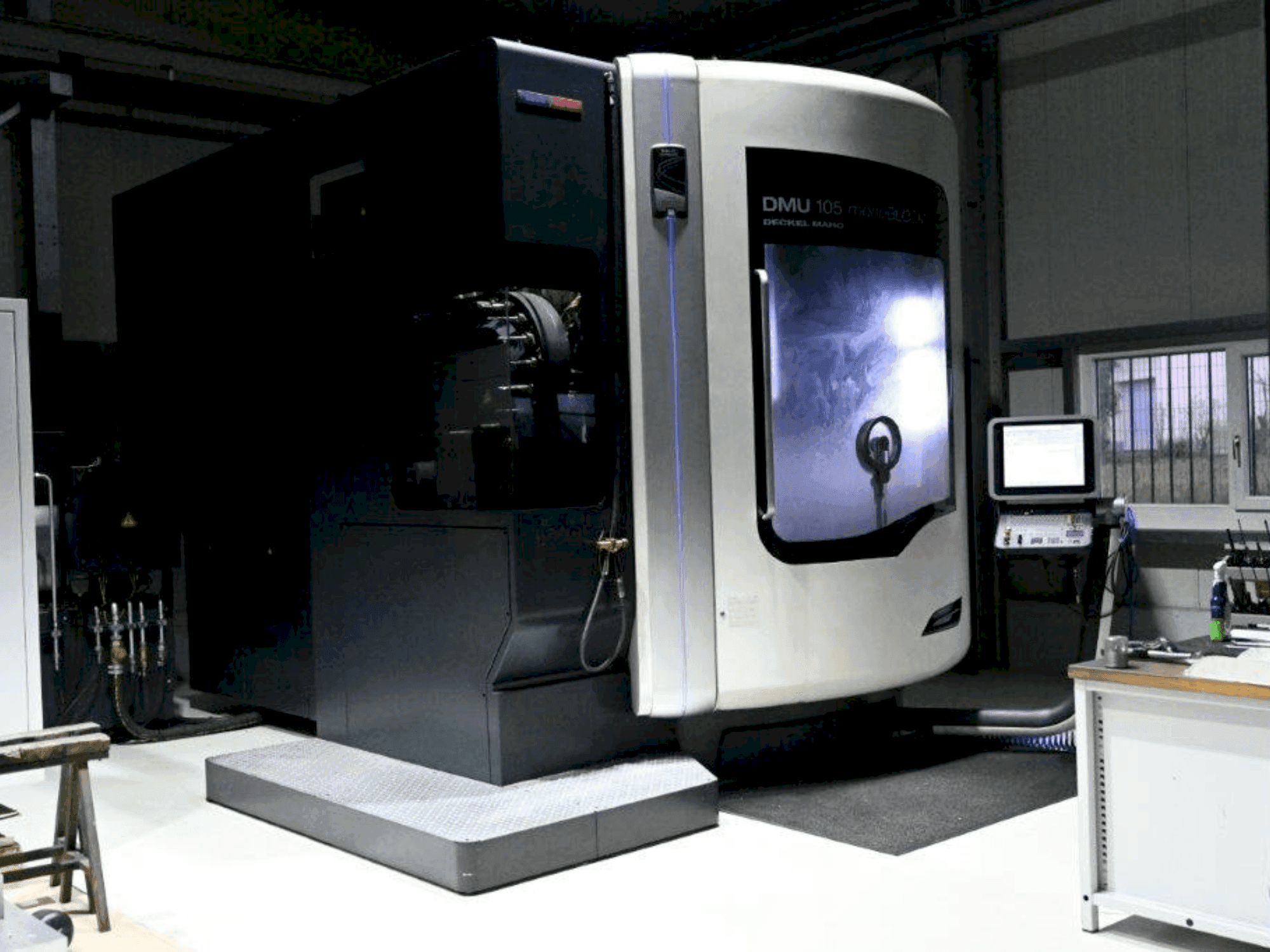 A DMG DMU 105 MonoBlock gép elölnézete