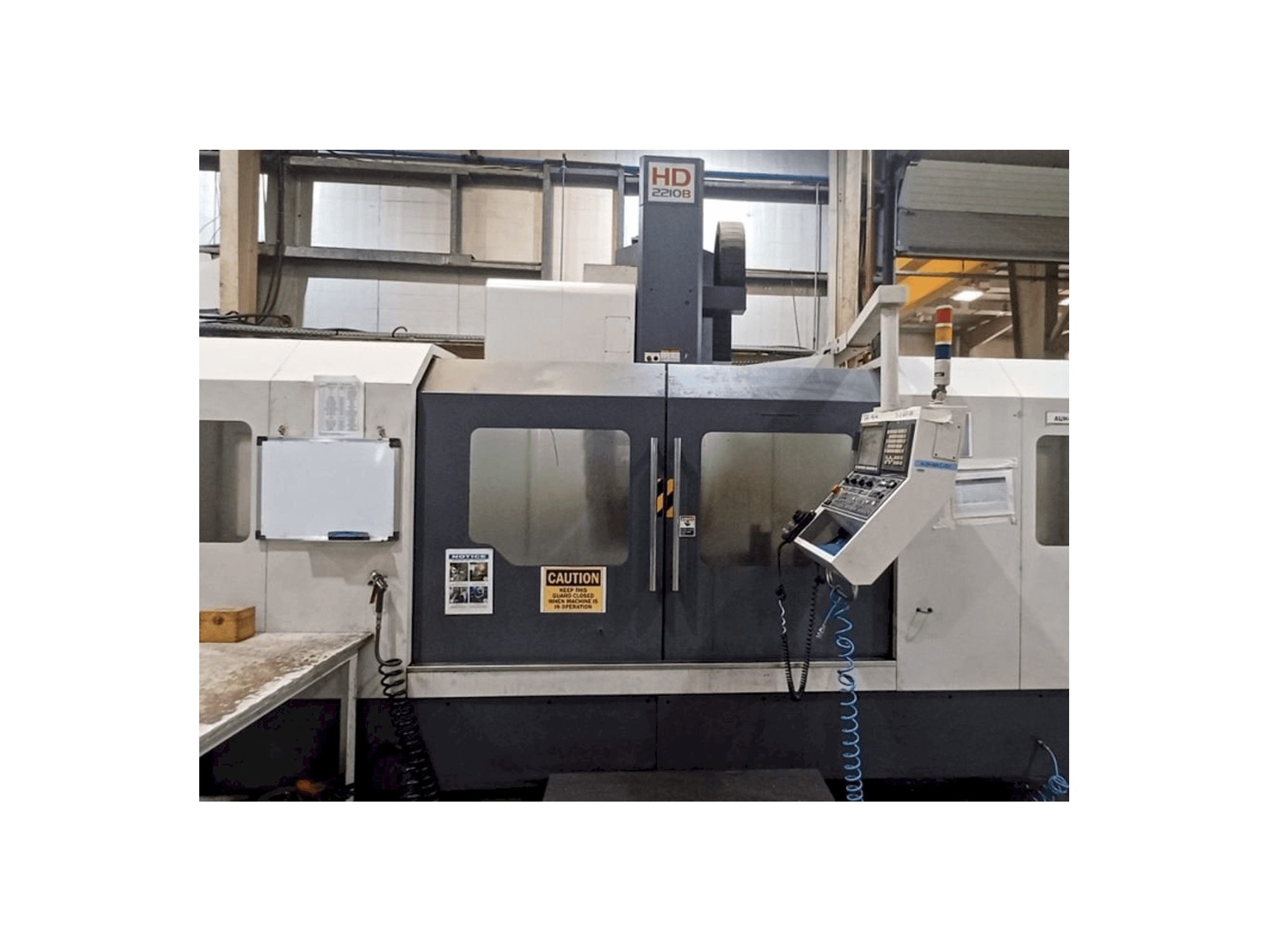 A Dugard HD 2210B gép elölnézete